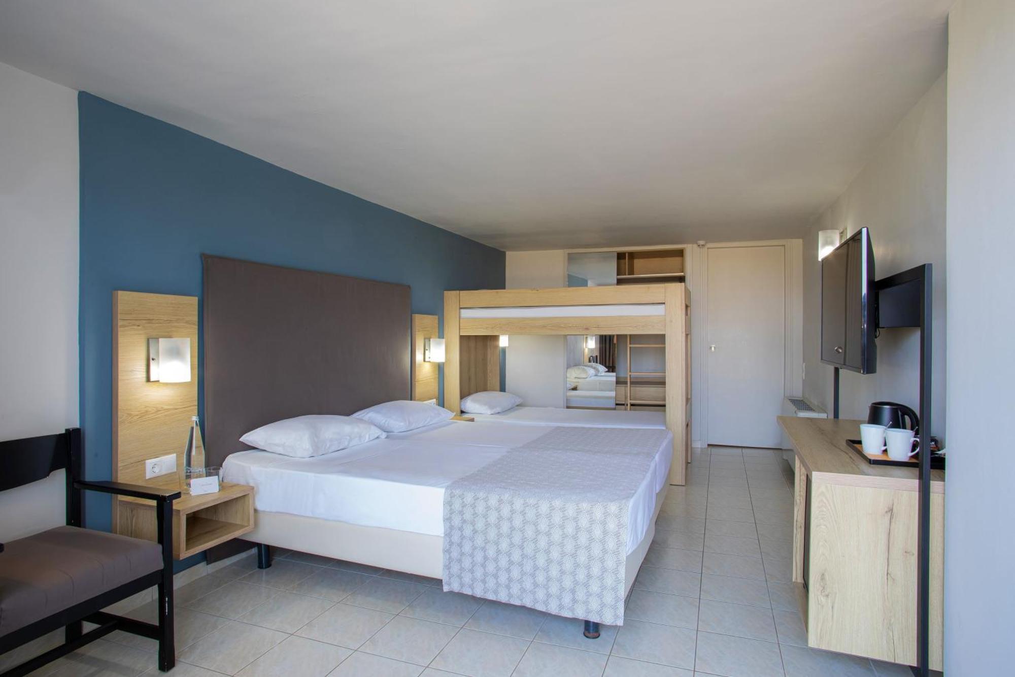 Quarto Familiar em Plano Aberto com Vista Jardim