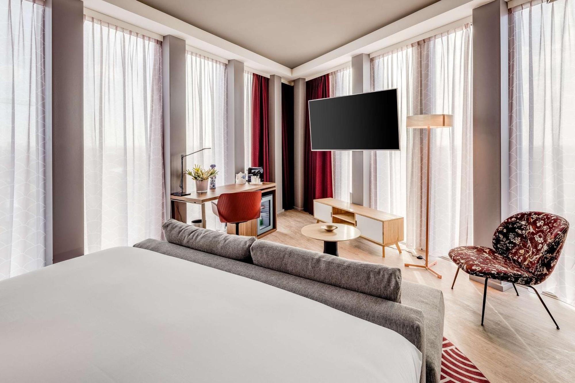 nhow Premium Corner Room