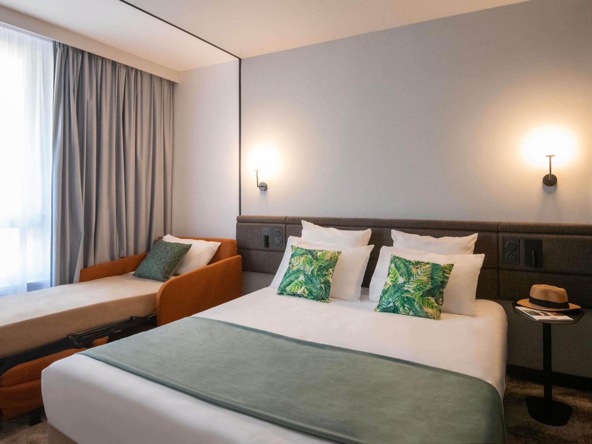 Superior room 1 Queensize bed 1 single sofa bed Garden View