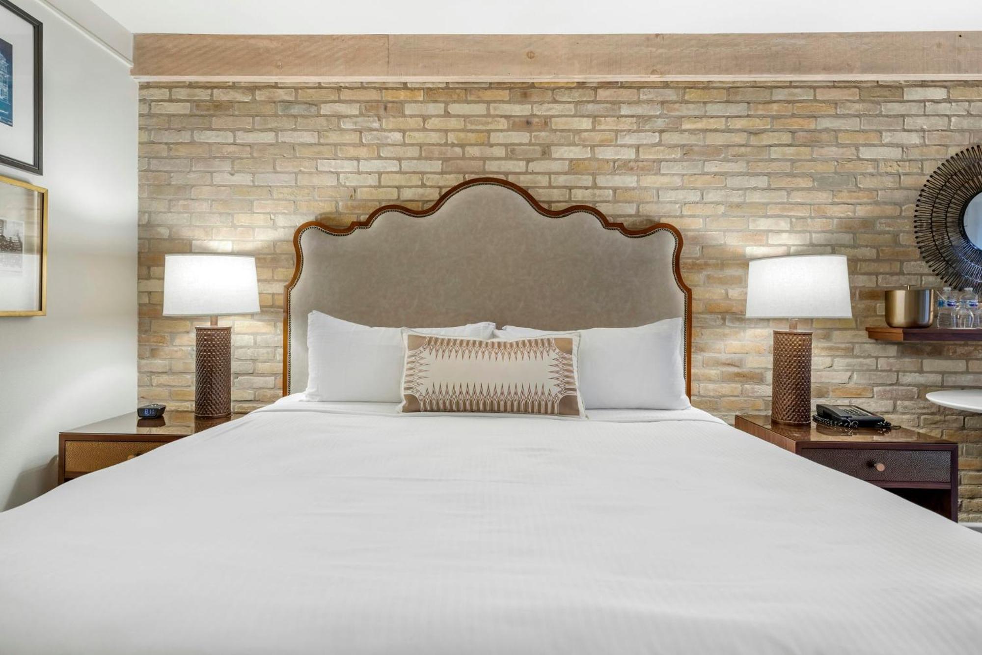 Deluxe Room 1 King Bed