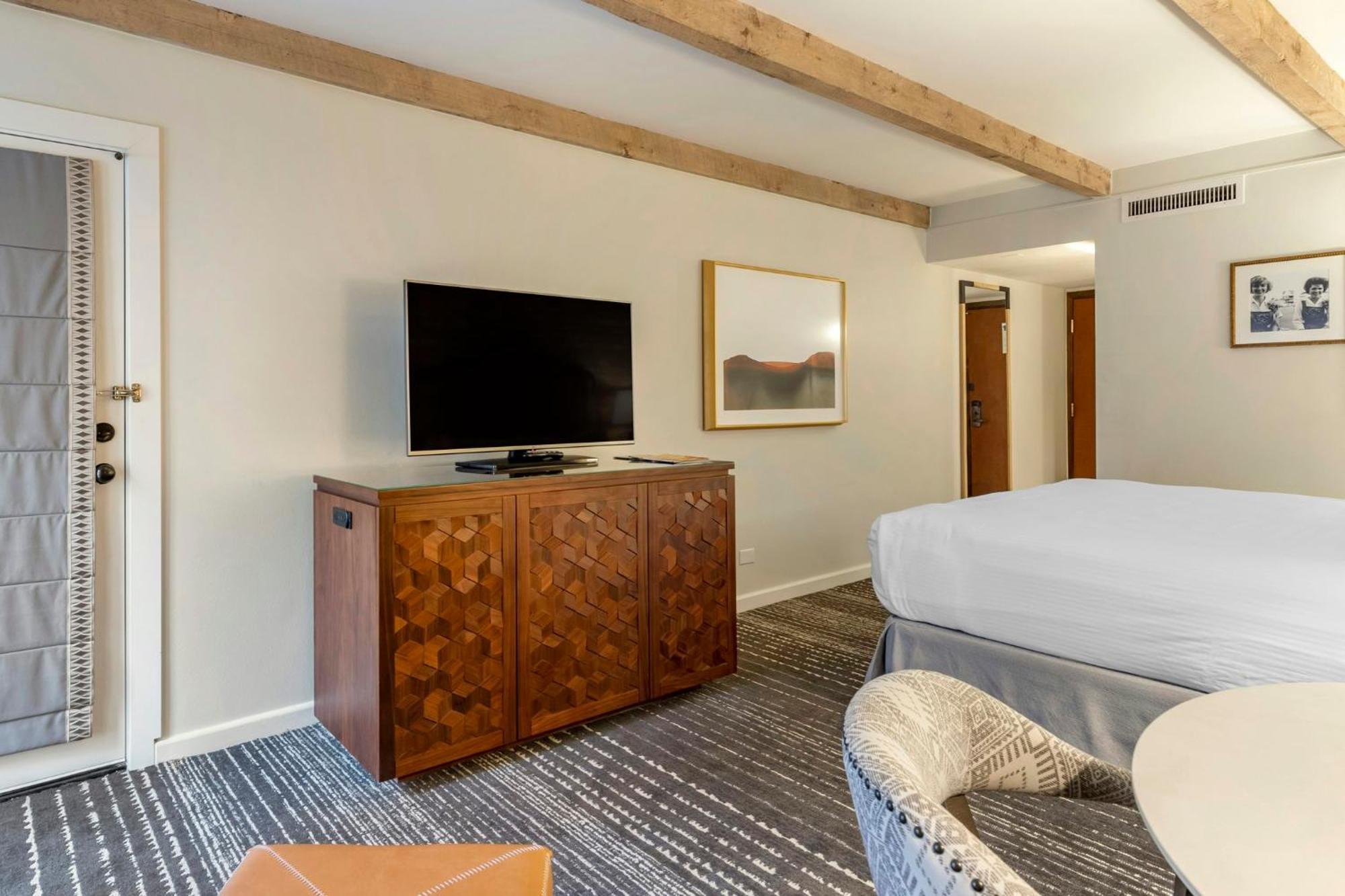 Deluxe Room 1 King Bed