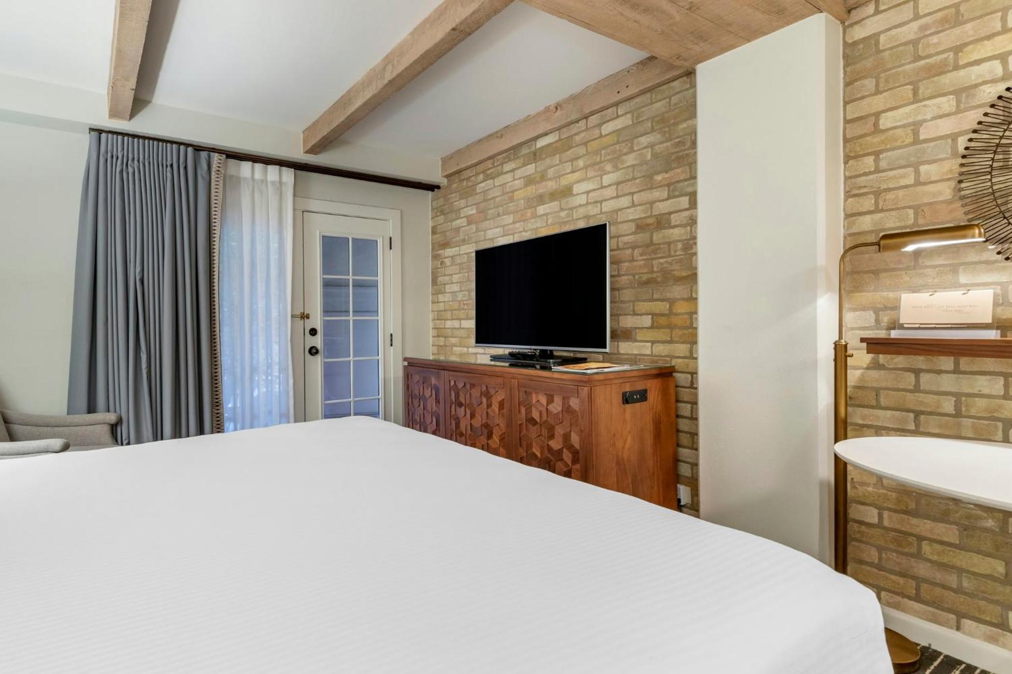 Premier Room 1 King Bed River View