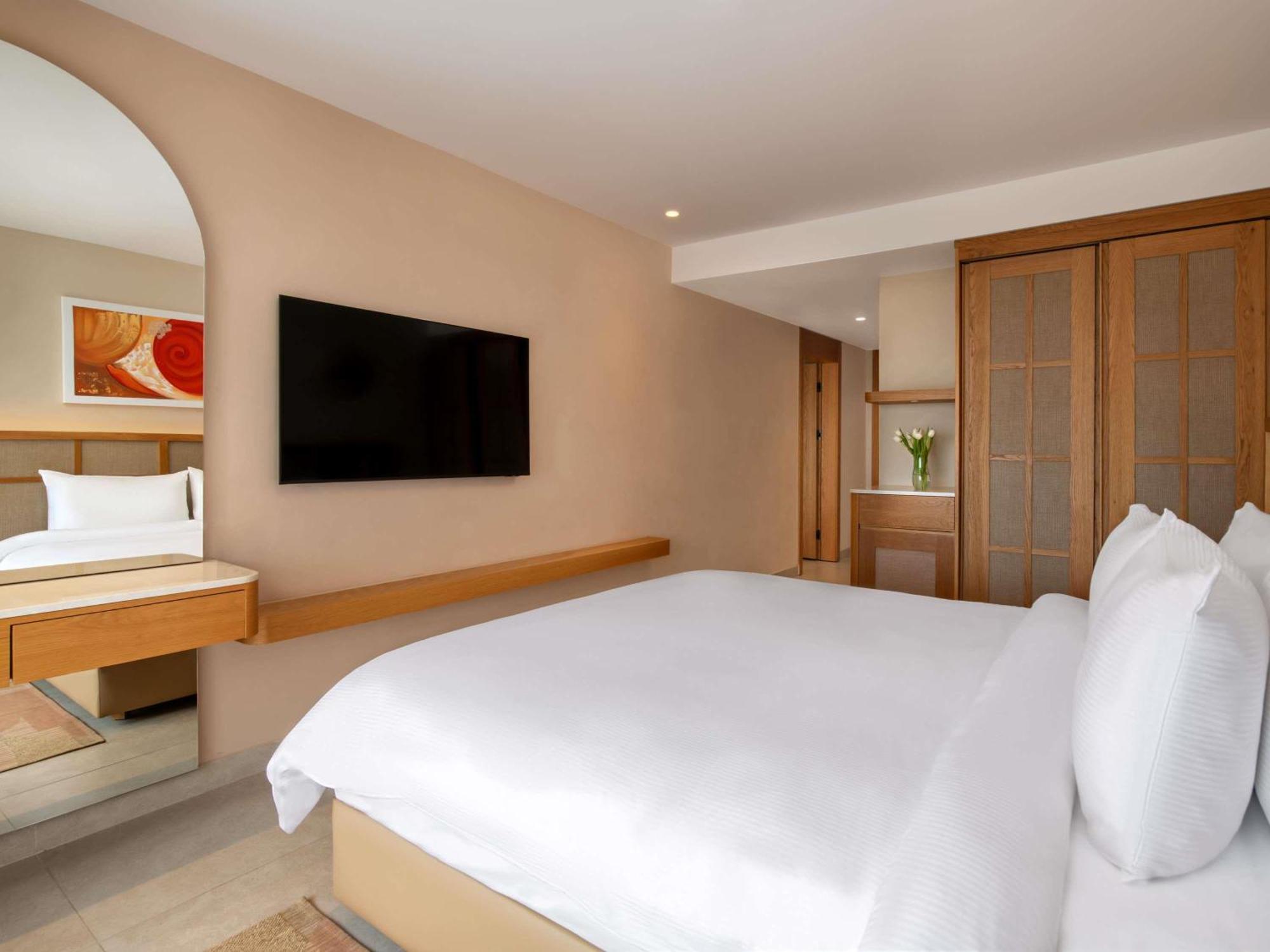 Deluxe Family Suite Garden view