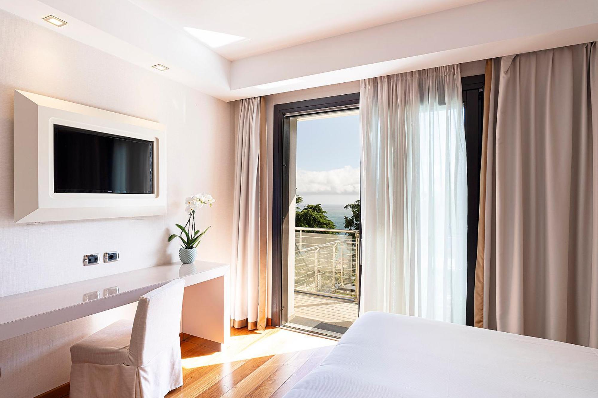 Habitación Doble Deluxe con vistas parciales al mar