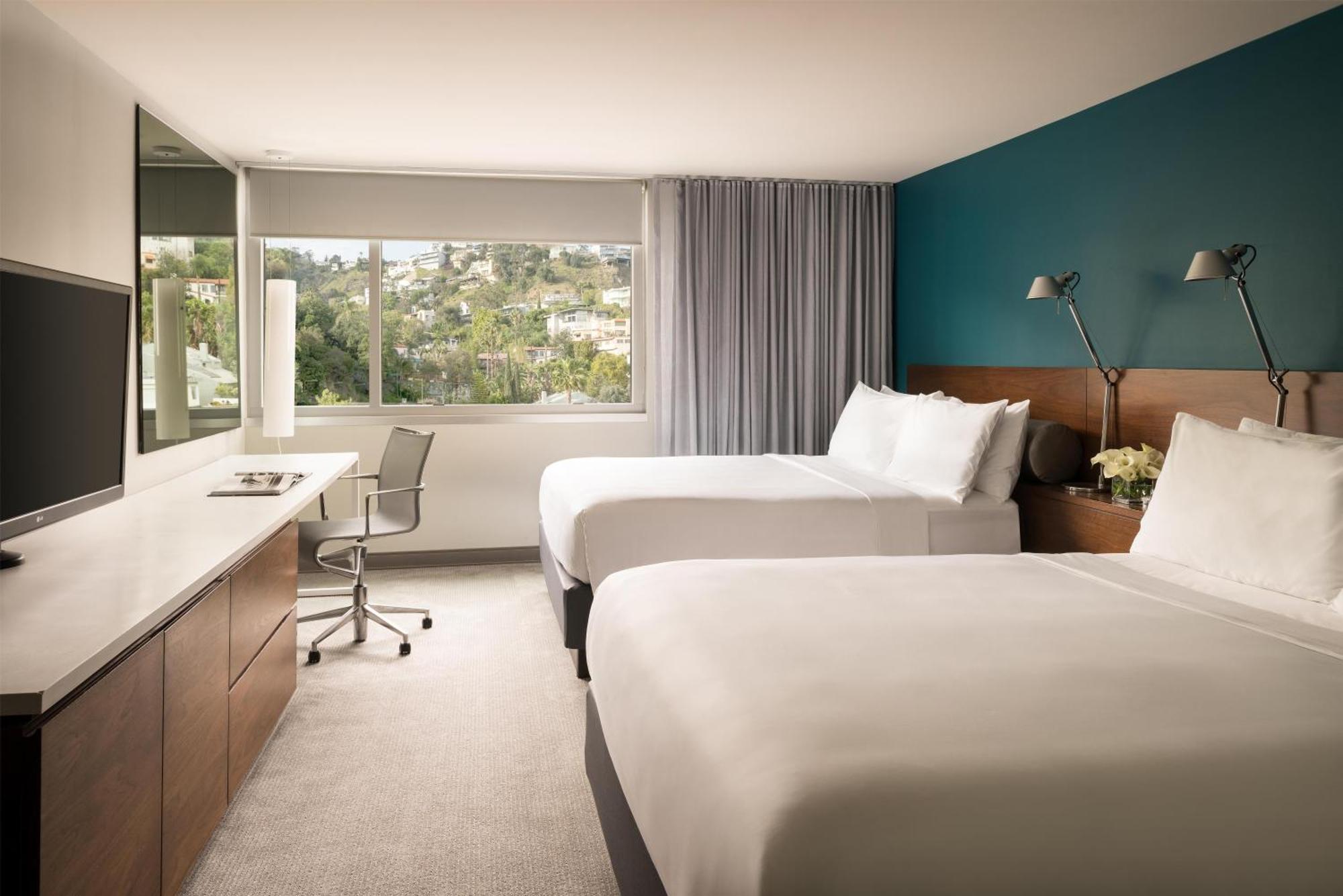 Zimmer mit 2 Queensize-Betten und Blick auf die Hollywood Hills