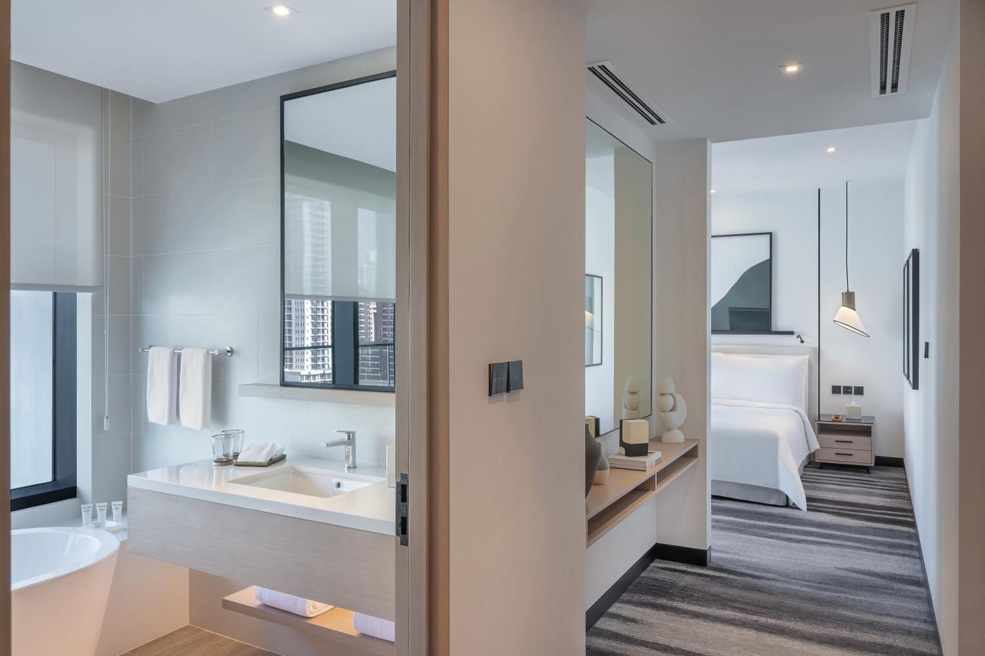 Marina View Deluxe Suite Private Balcony