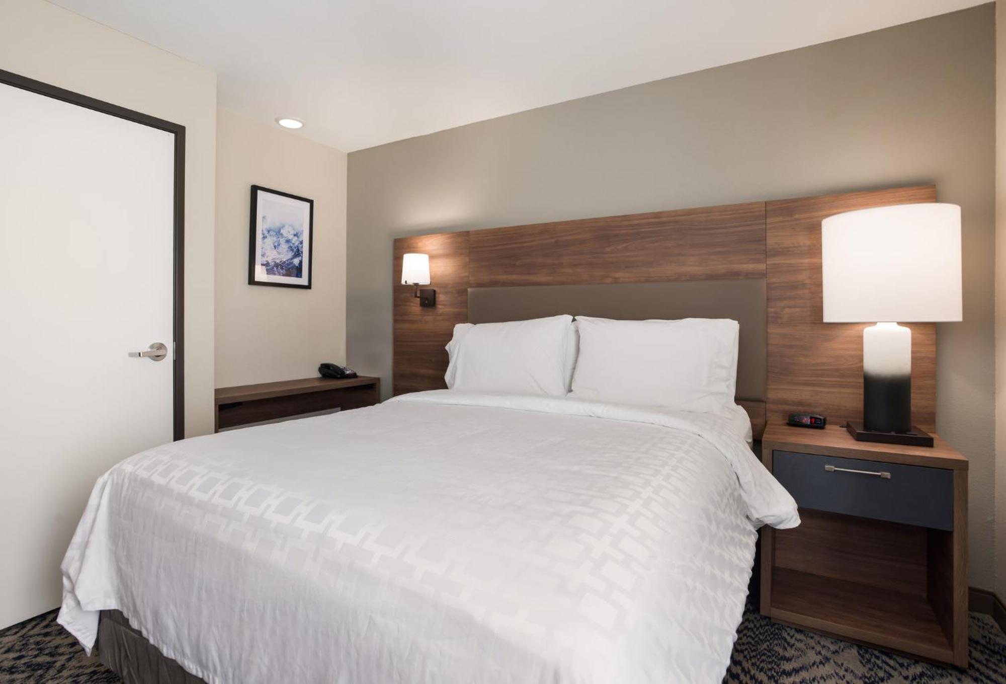 One-Bedroom Queen Suite