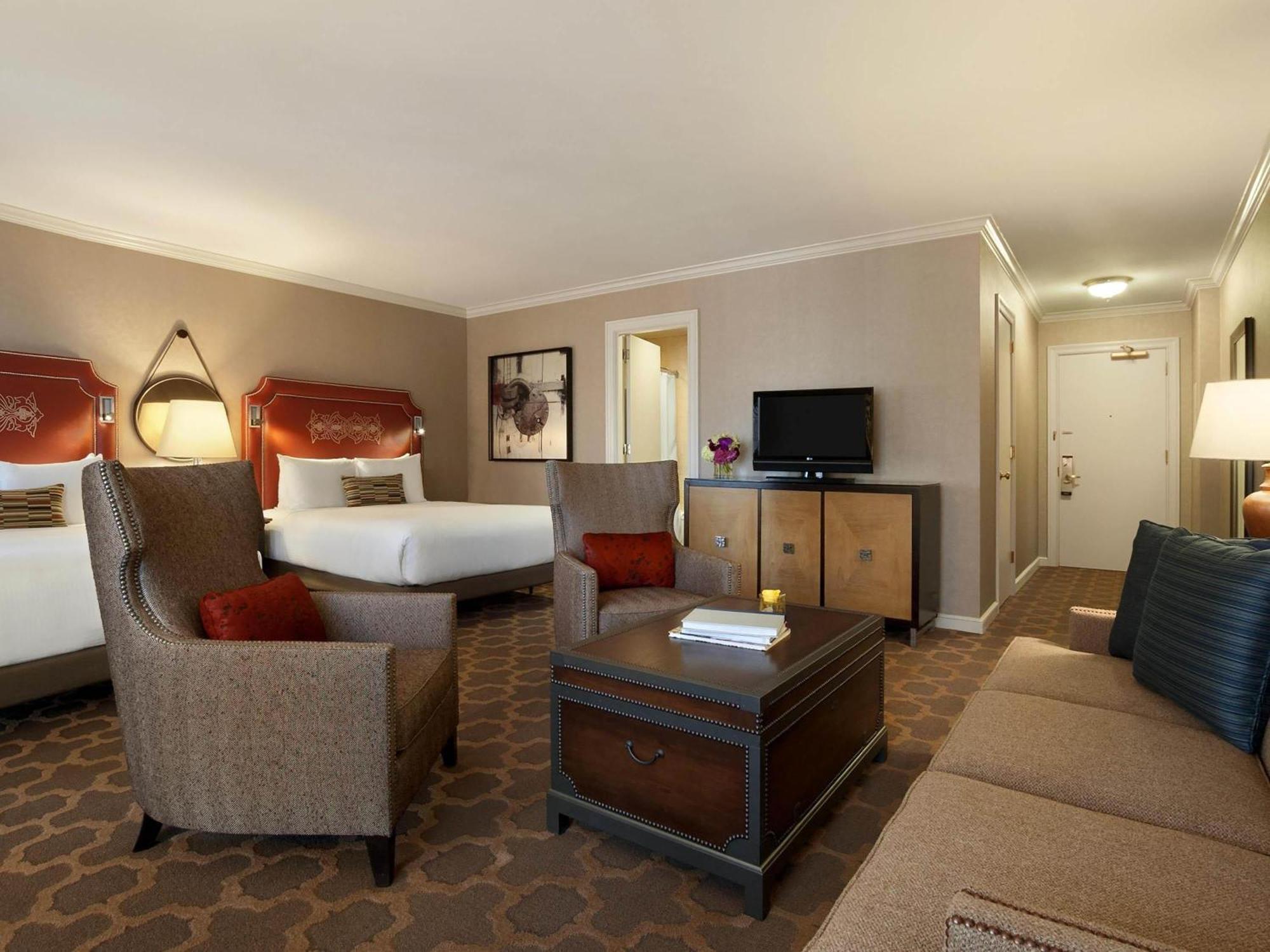 Junior Queen Suite City View