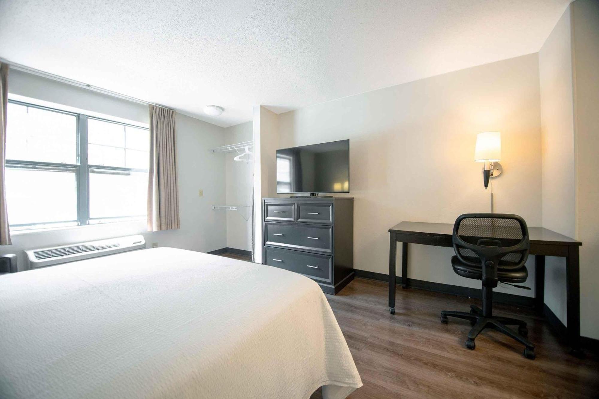Deluxe Studio 1 King Bed Non-Smoking