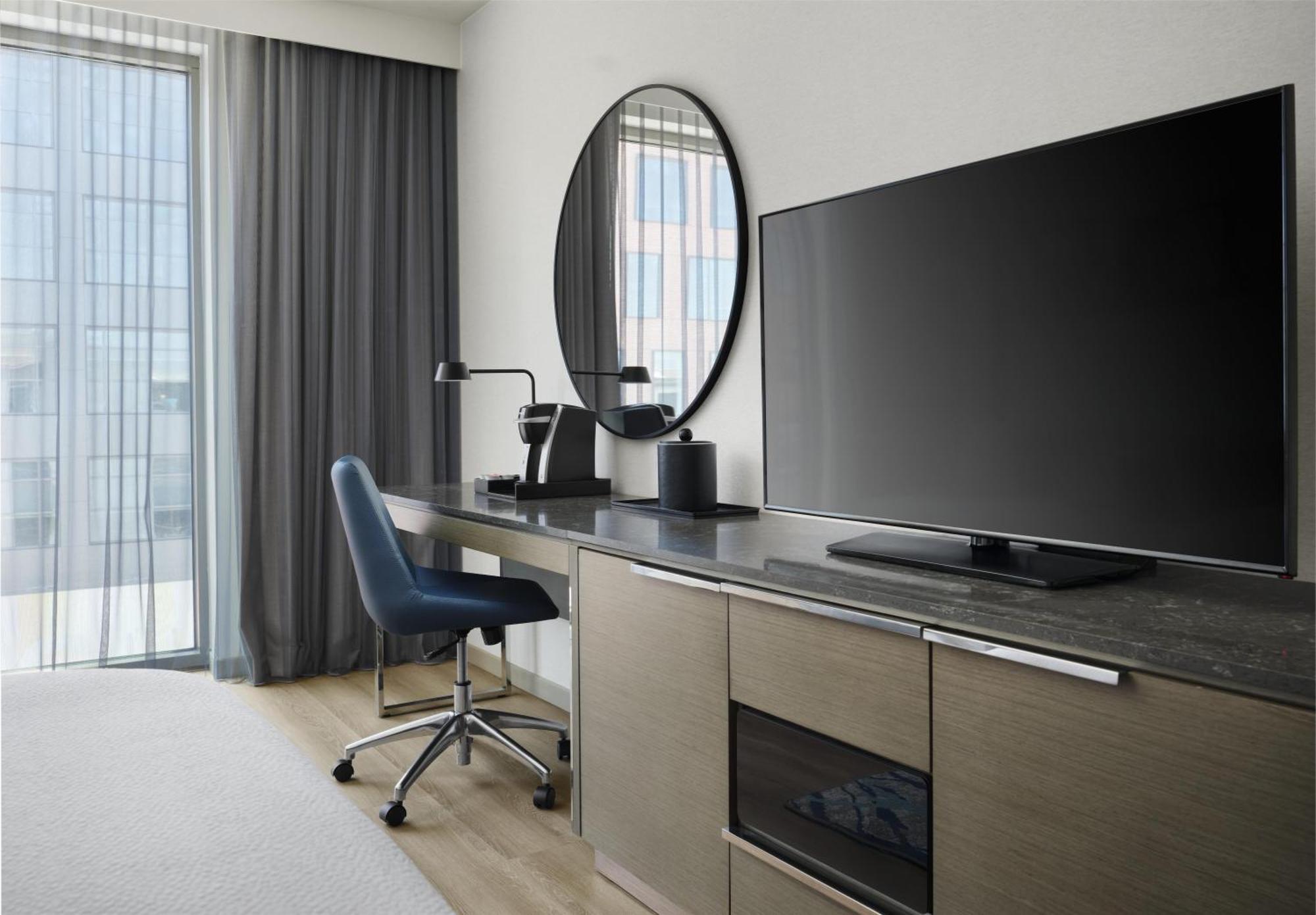 Habitación con cama extragrande y vistas a la ciudad