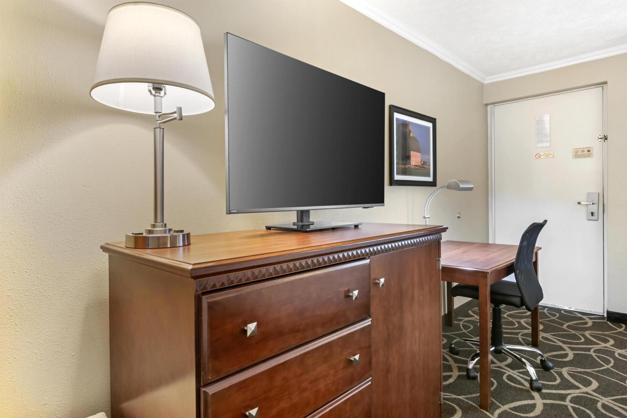 Queen Room with Two Queen Beds and Courtyard View - Pet Friendly/Non-Smoking