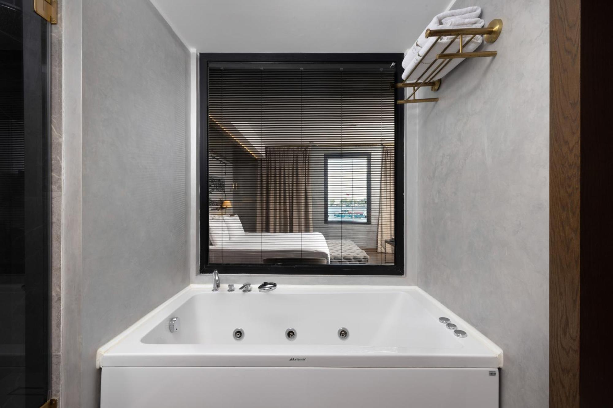 Junior Suite 1 King Bed Jetted Tub