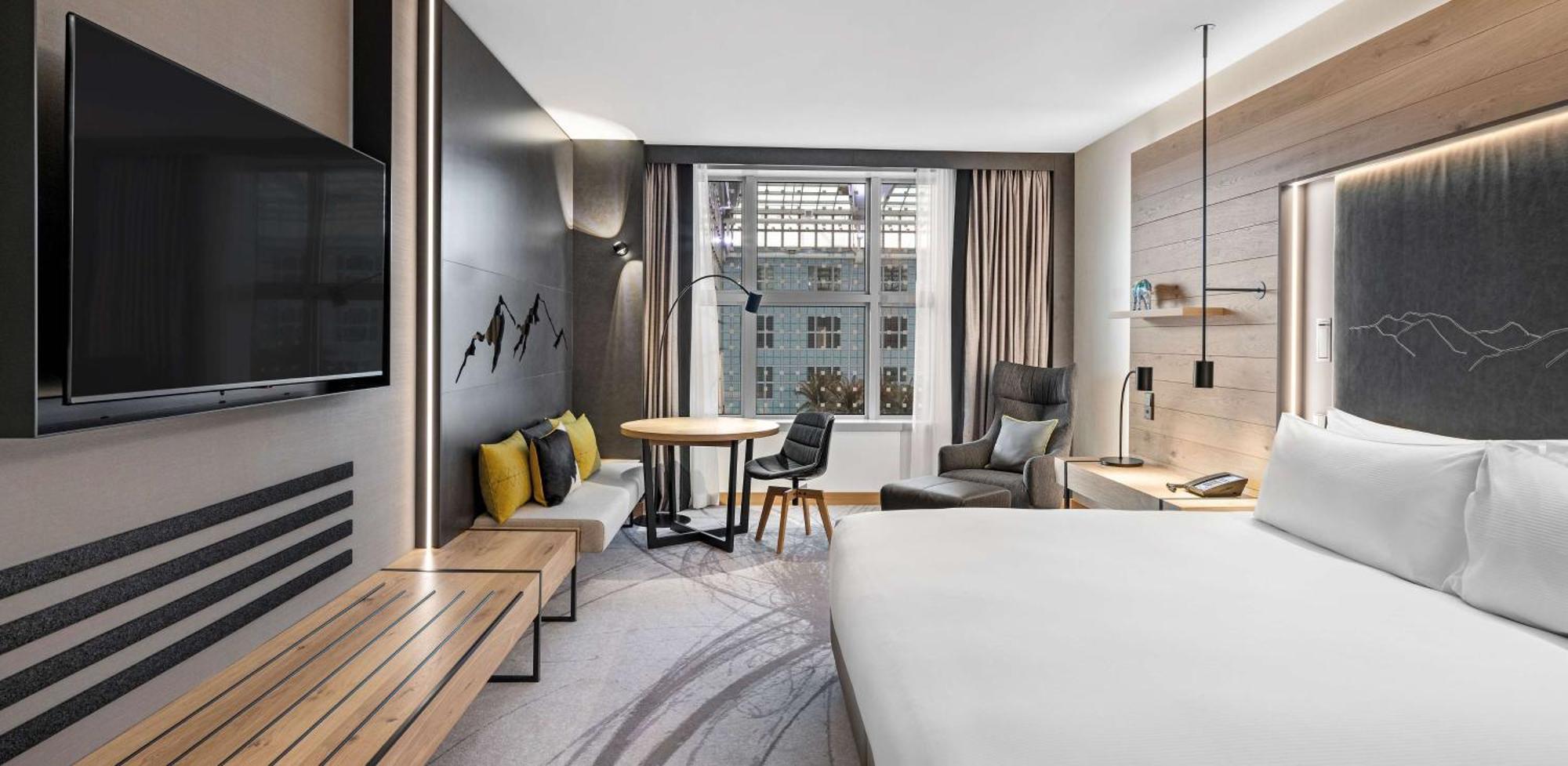 Habitación con cama extragrande y vistas al atrio