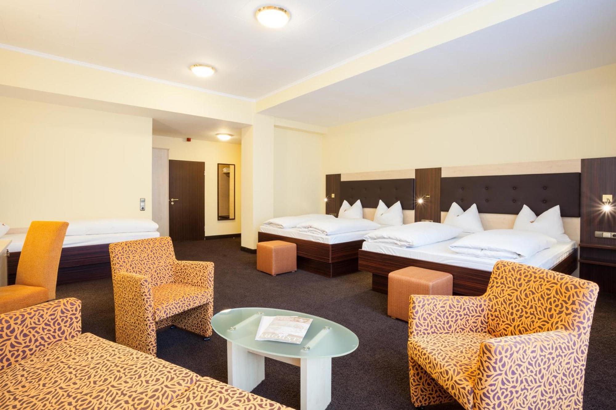 Familienzimmer mit 2 Queensize-Betten und 1 Schlafsofa
