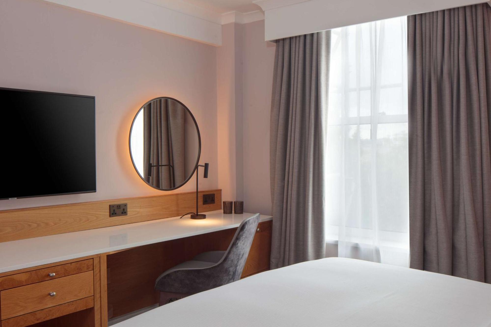 Chambre Lit King-Size - Accessible aux Personnes à Mobilité Réduite
