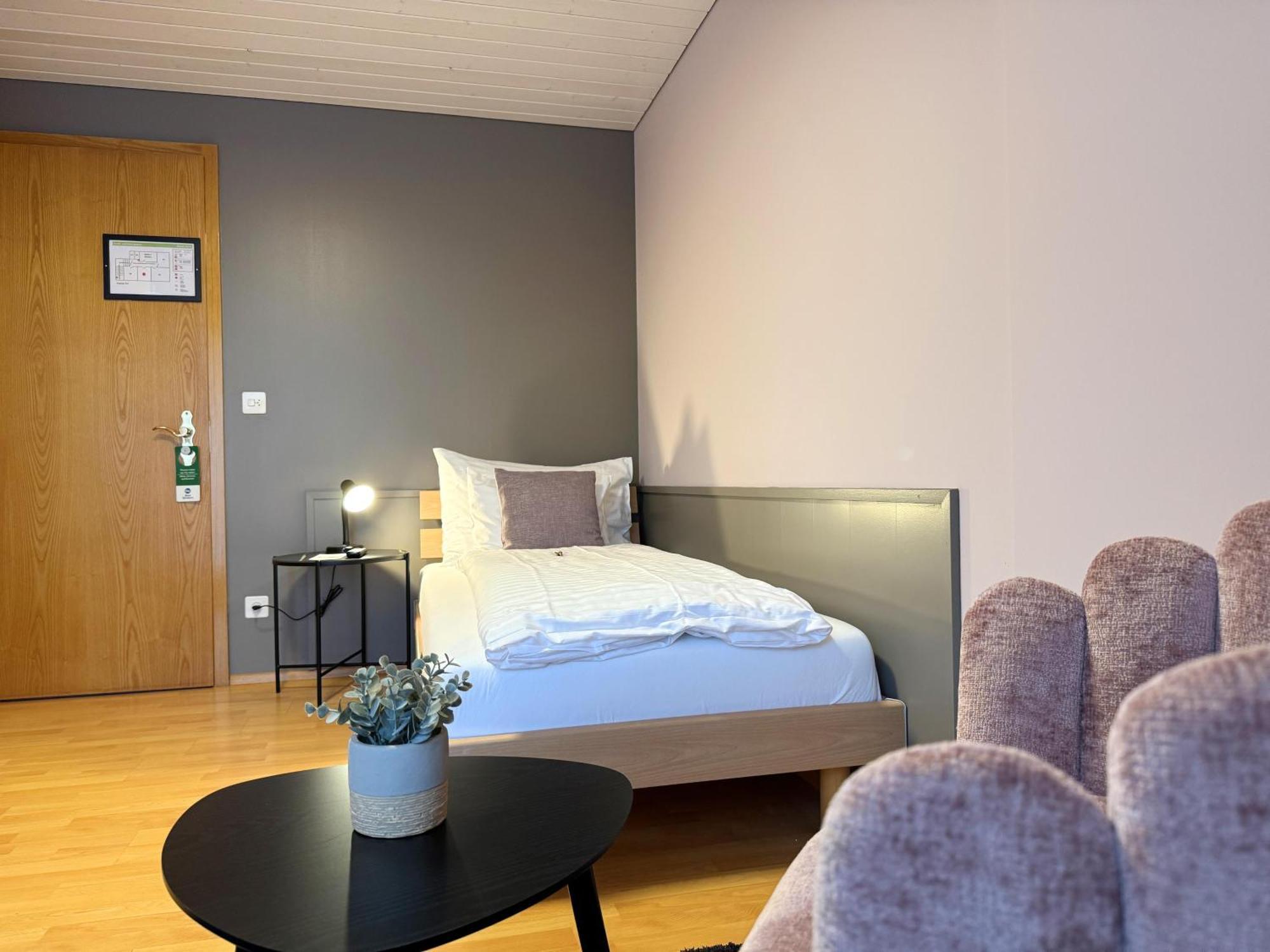 Three-Bedroom Apartment One Double Two Single Beds Kitchen