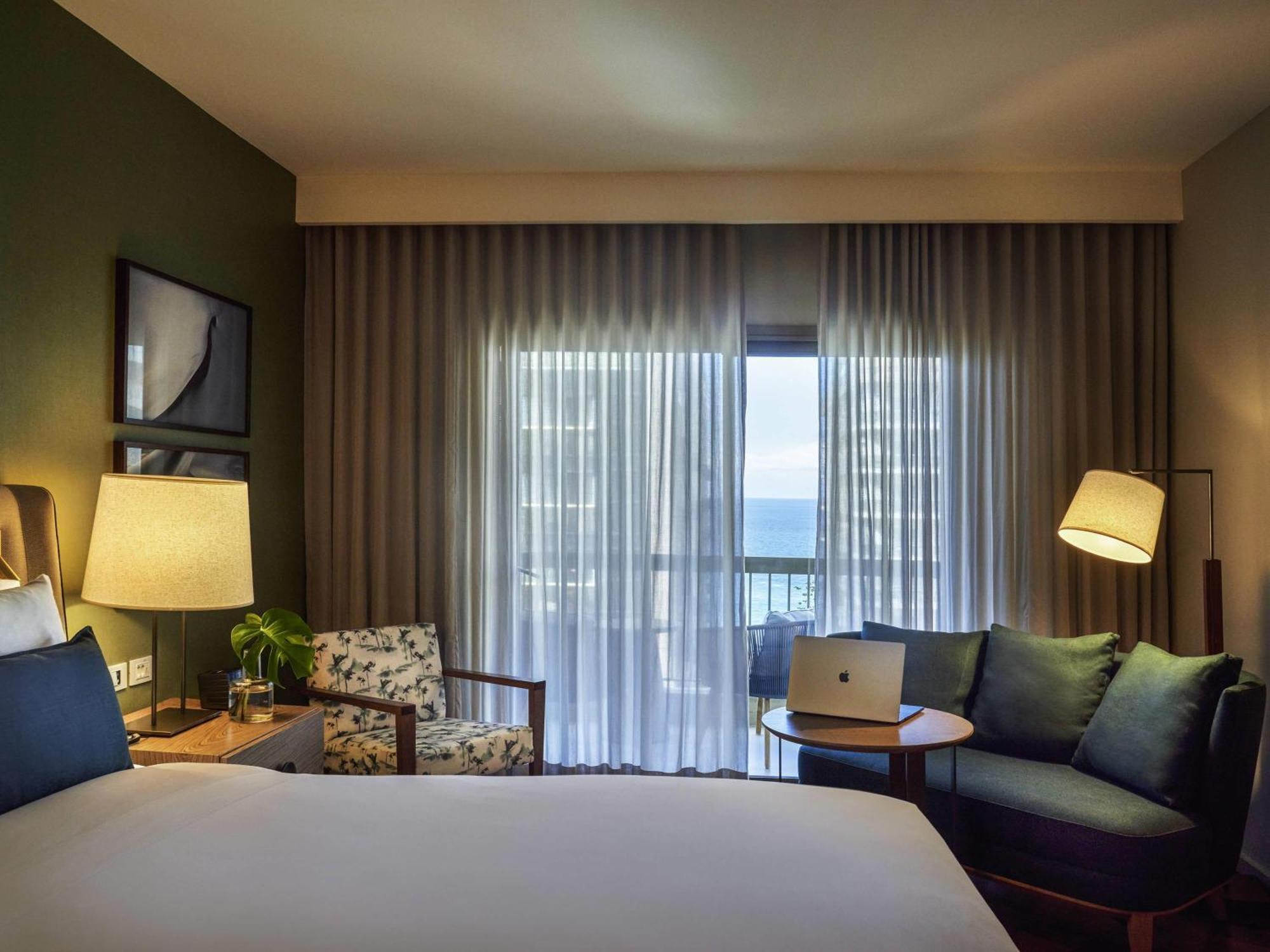 Deluxe Zimmer mit Kingsize-Bett und Stadtblick