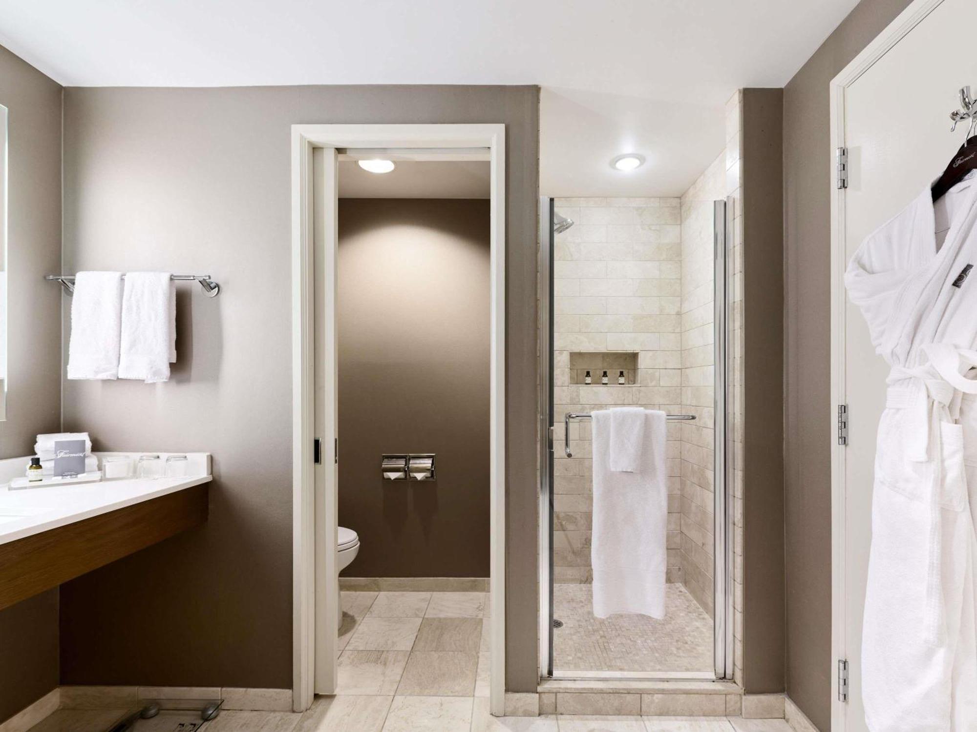 Deluxe King Room with Chicago Cityscape View - Mobility Accessible