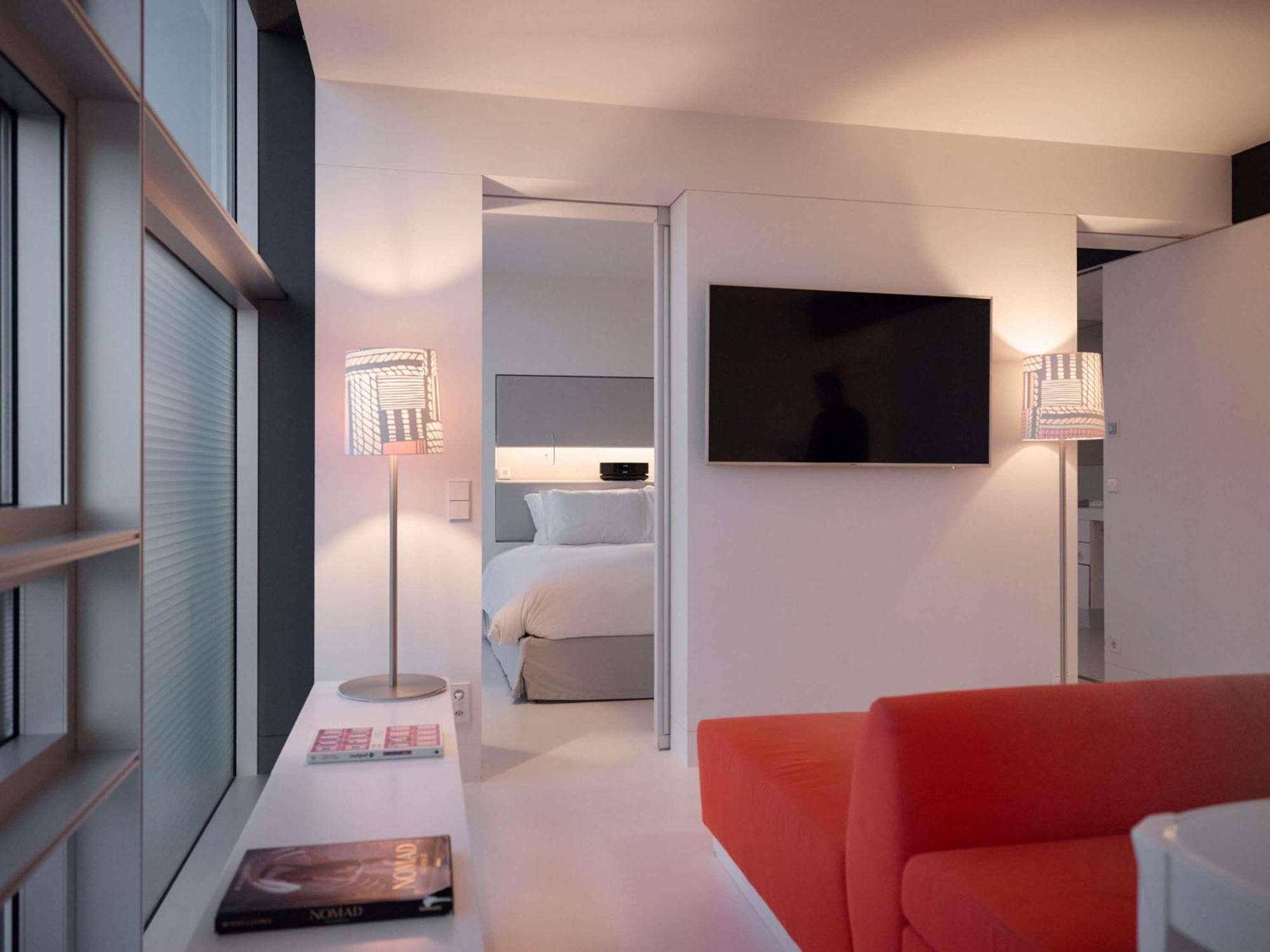 Junior Suite – Ferris Wheel View king bed