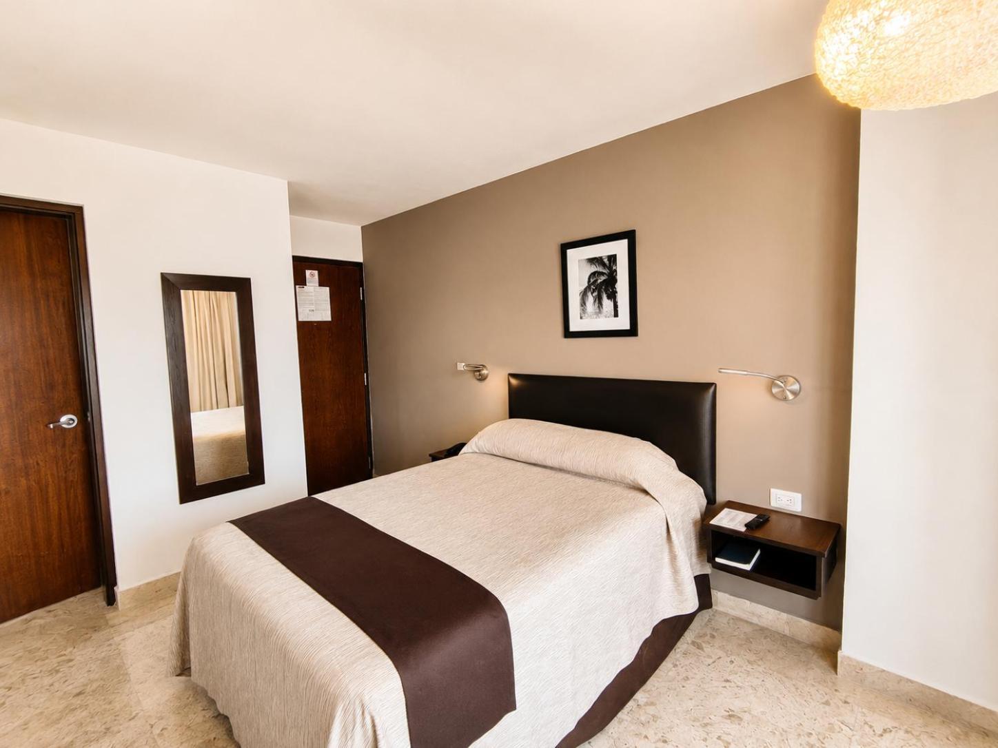 Dreibettzimmer mit drei Doppelbetten