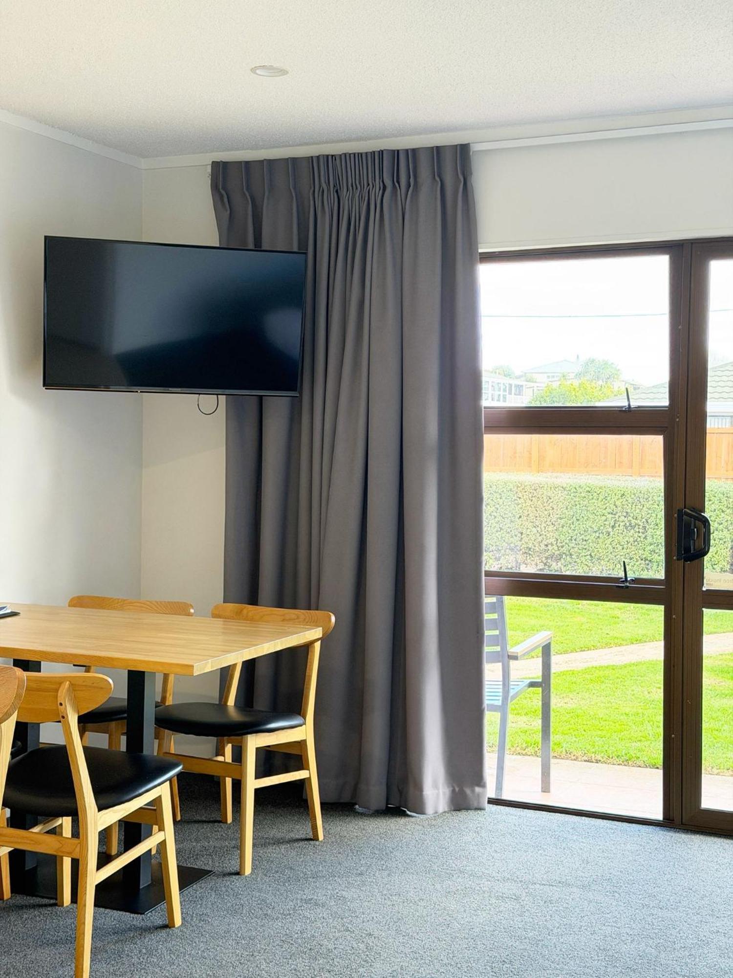 One-Bedroom Apartment Aircon