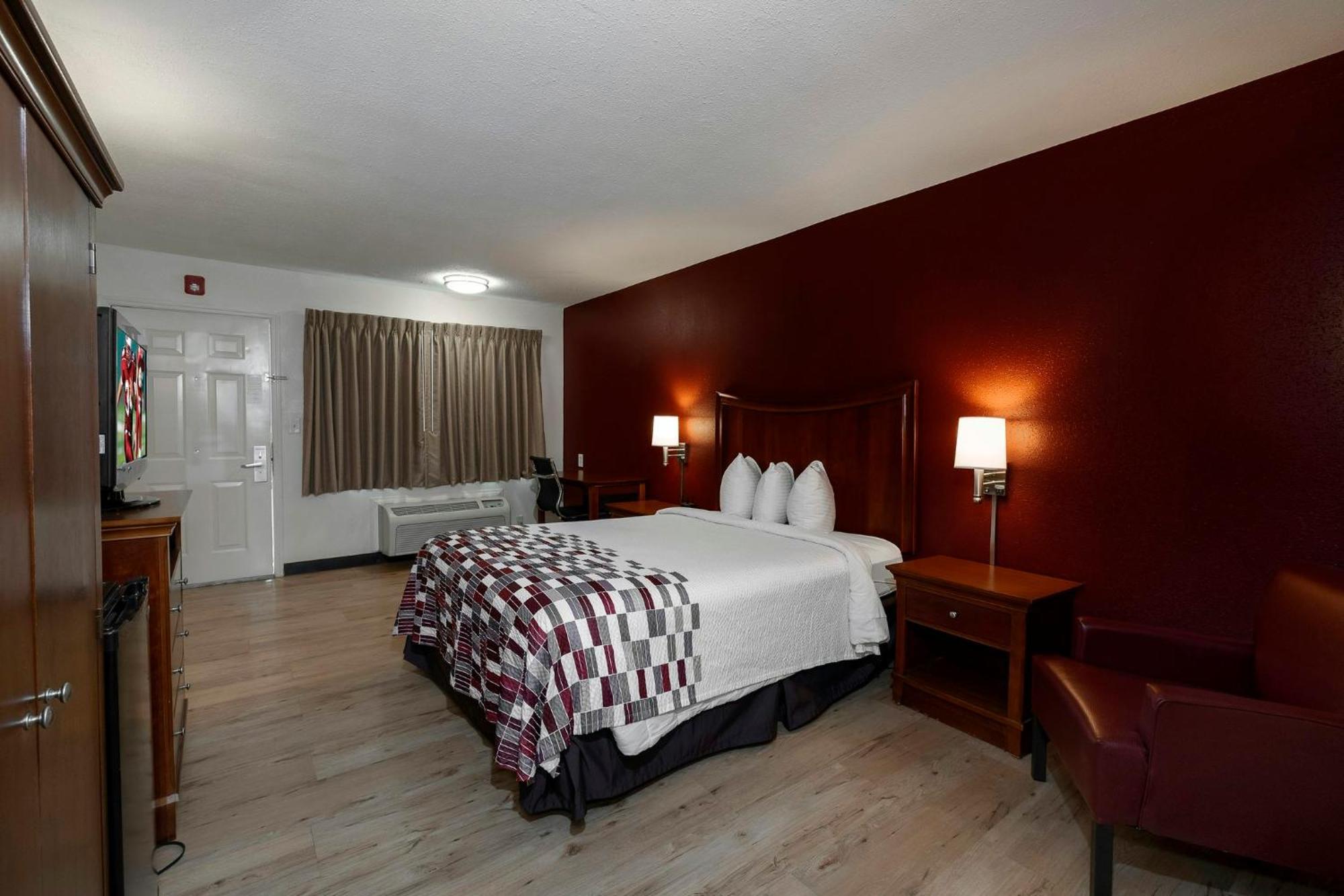 Deluxe Queen Room Disability Access Non-Smoking