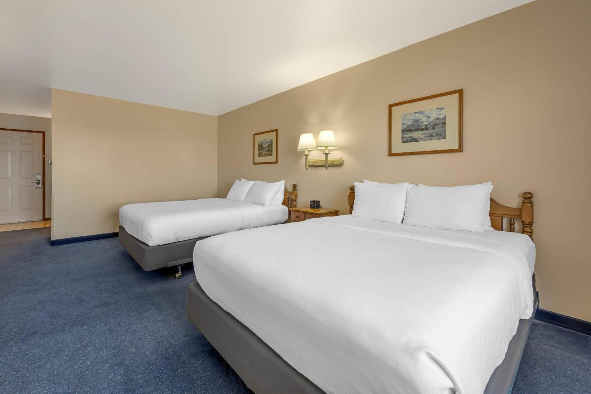 Queen Room Two Queen Beds Smoking