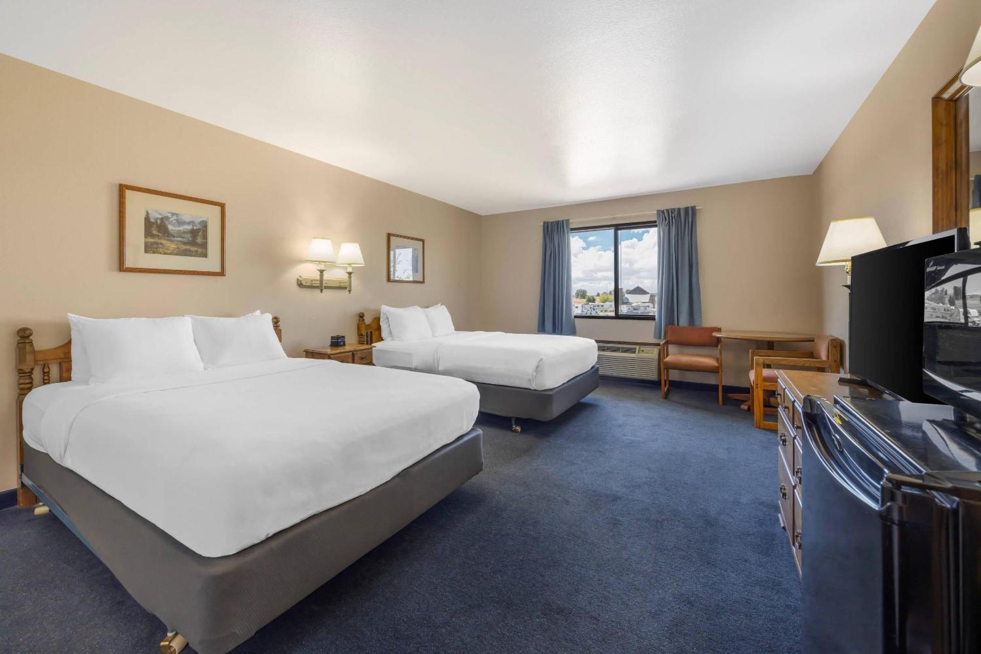 Queen Room Two Queen Beds Smoking