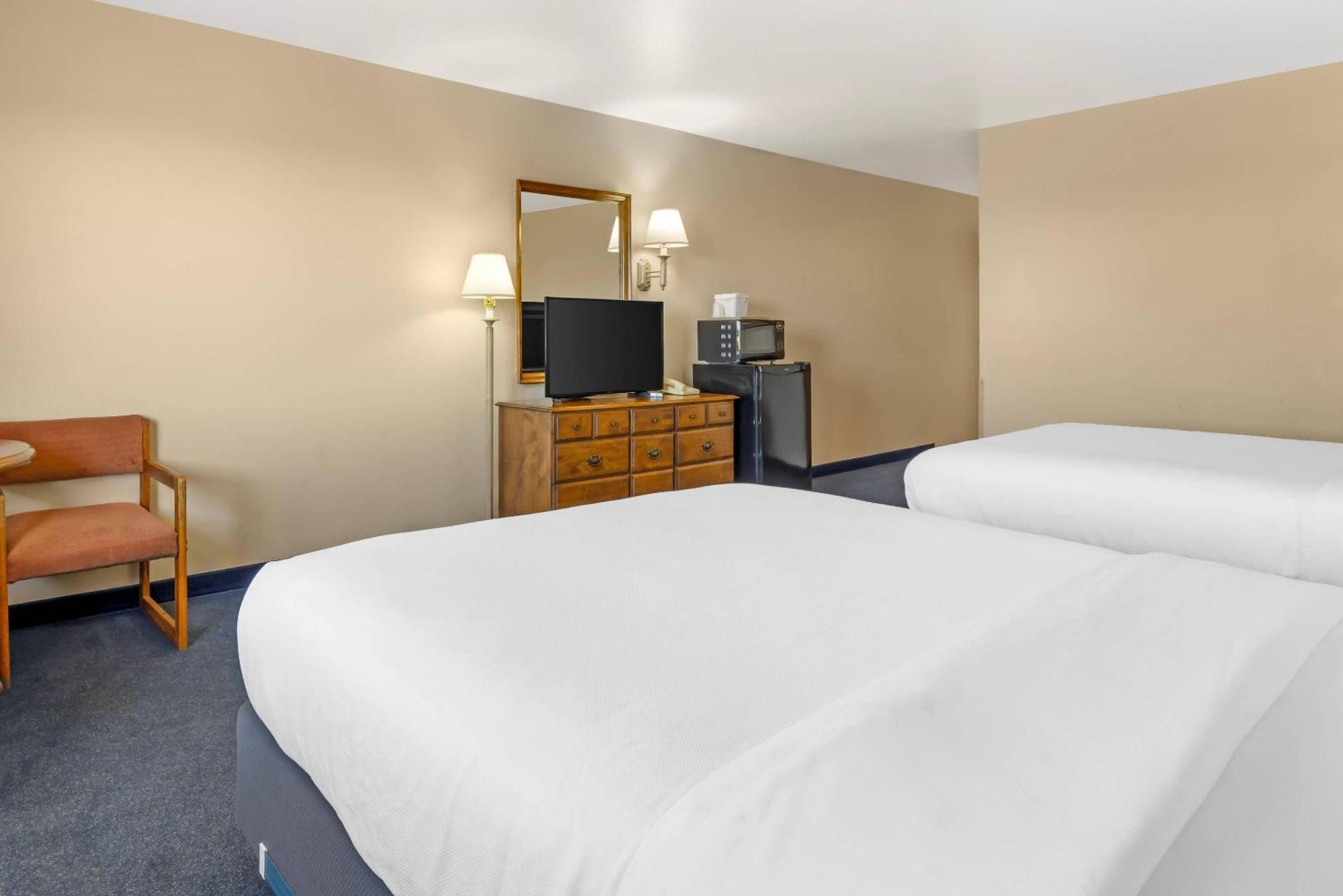 Queen Room Two Queen Beds Smoking