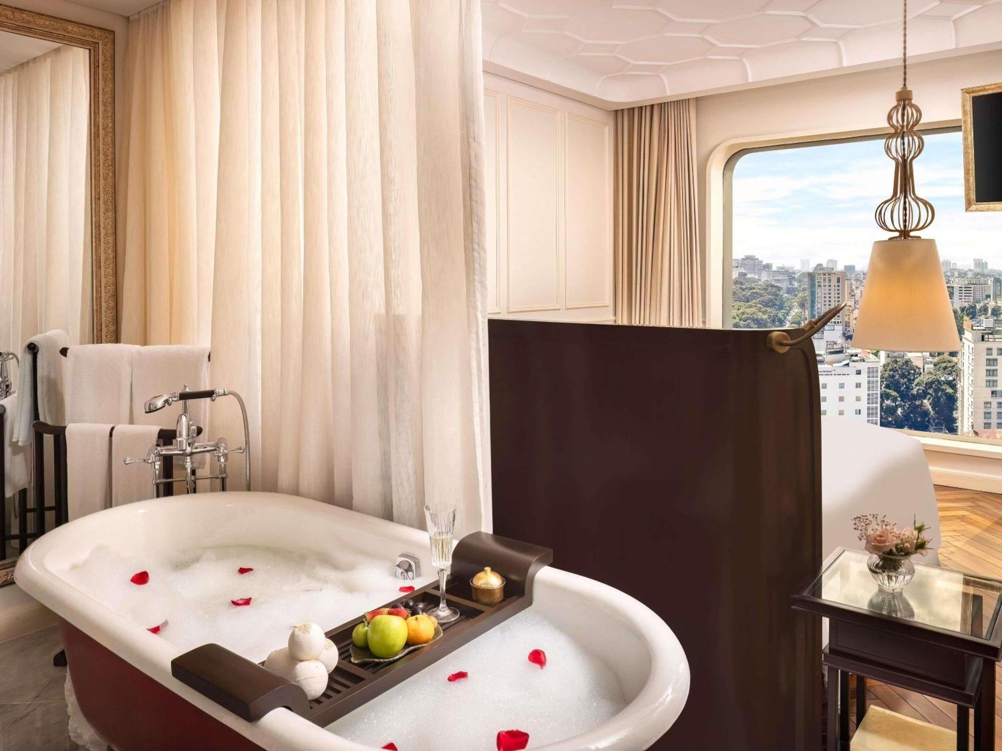 Grand Deluxe Room 1 King Size Bed City View