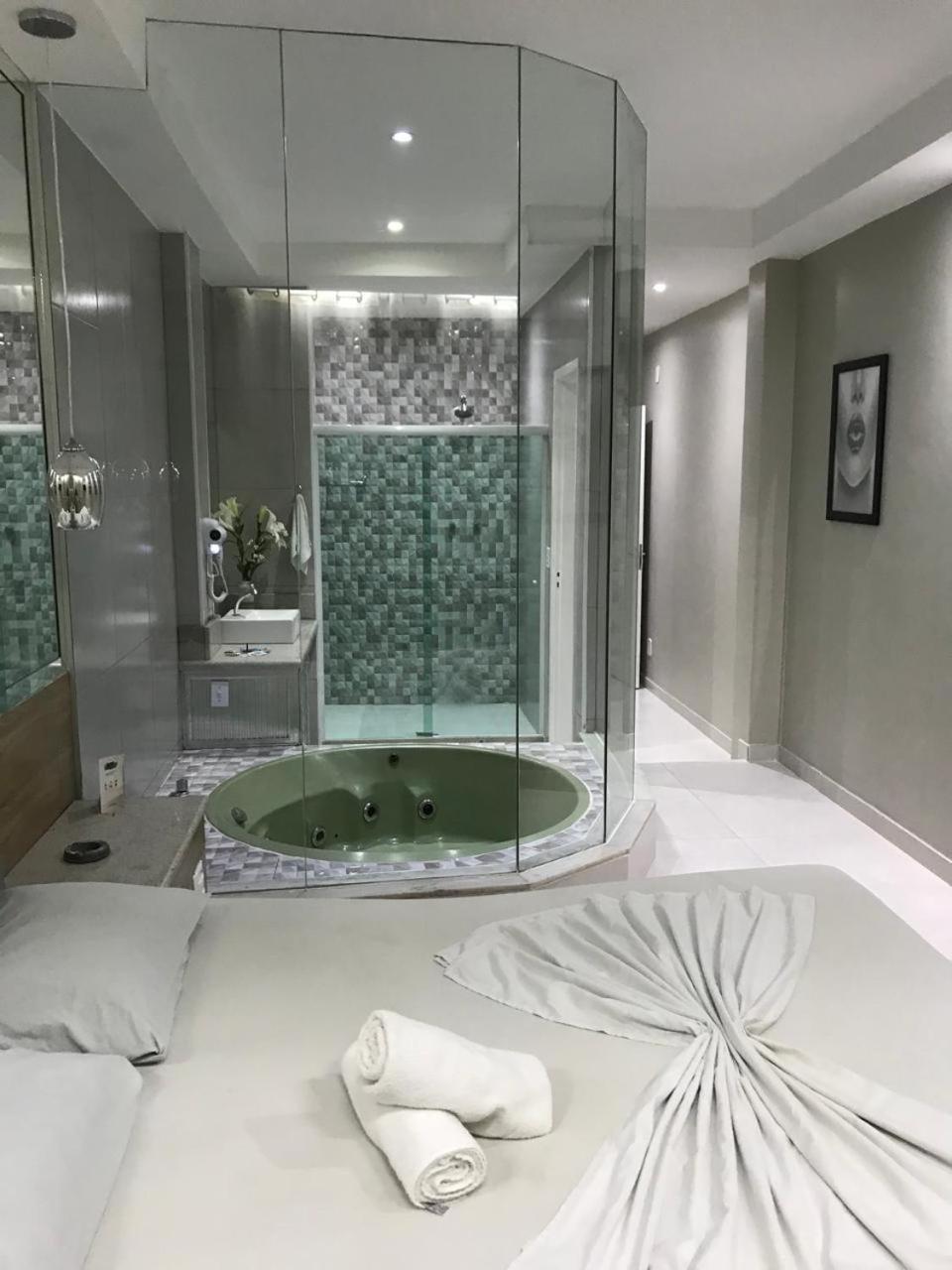 Deluxe Suite Spa Bath