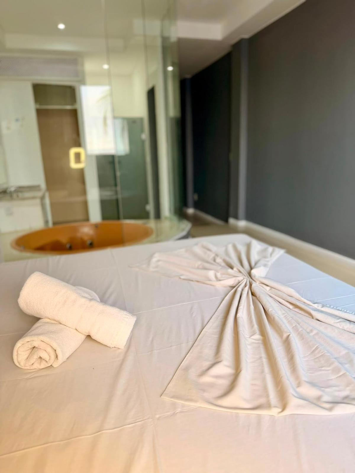 Deluxe Suite Spa Bath