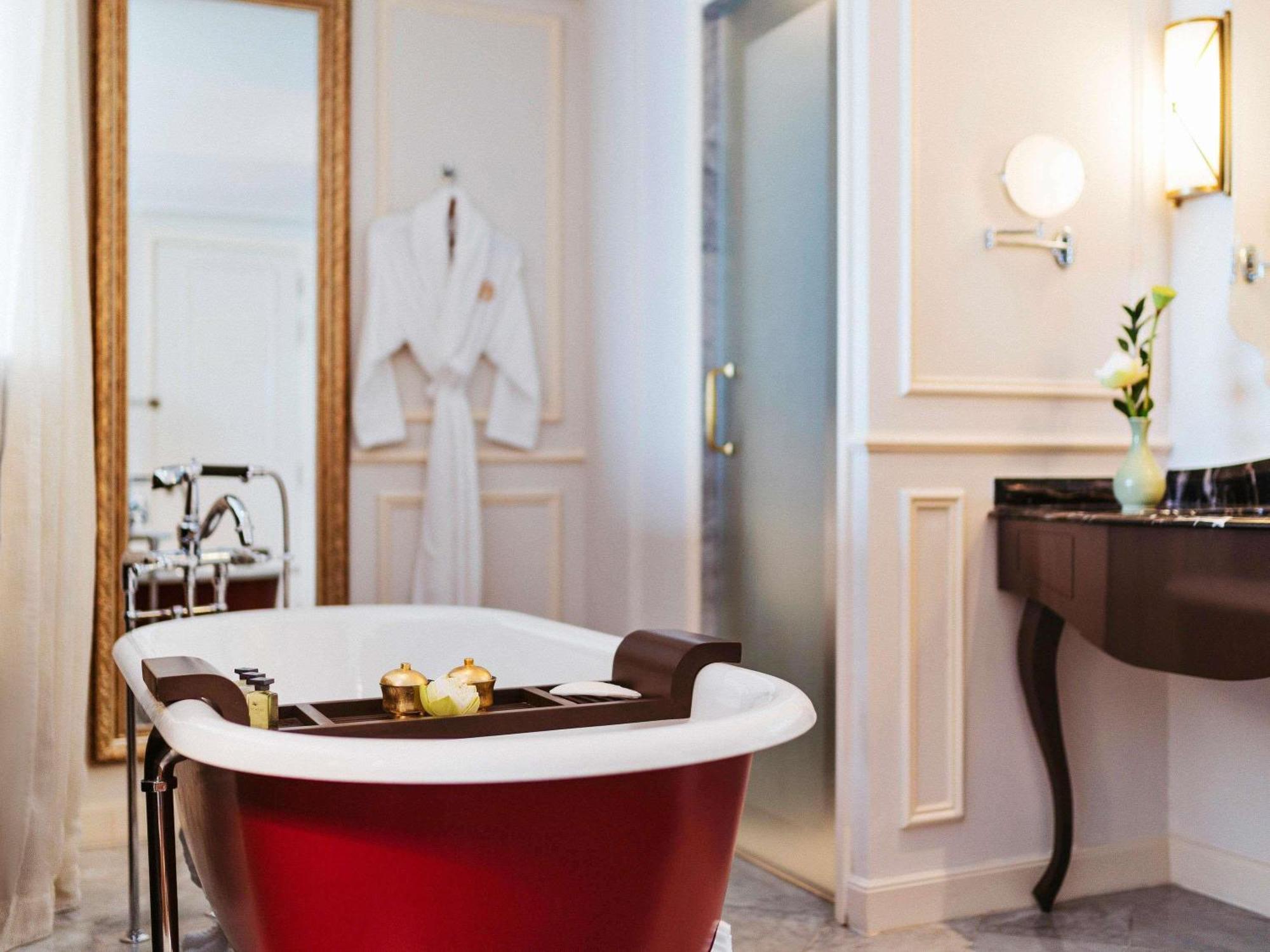 Sky Executive Grand Deluxe Room 1 King Size Bed High Floor Lounge Access