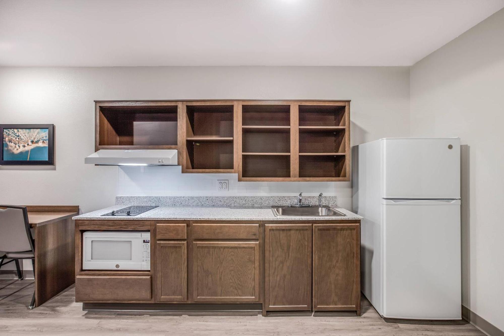 QUEEN SUITE W DISHWASHER DISHES or COOKWARE ACCESSIBLE ROLL SHOWER