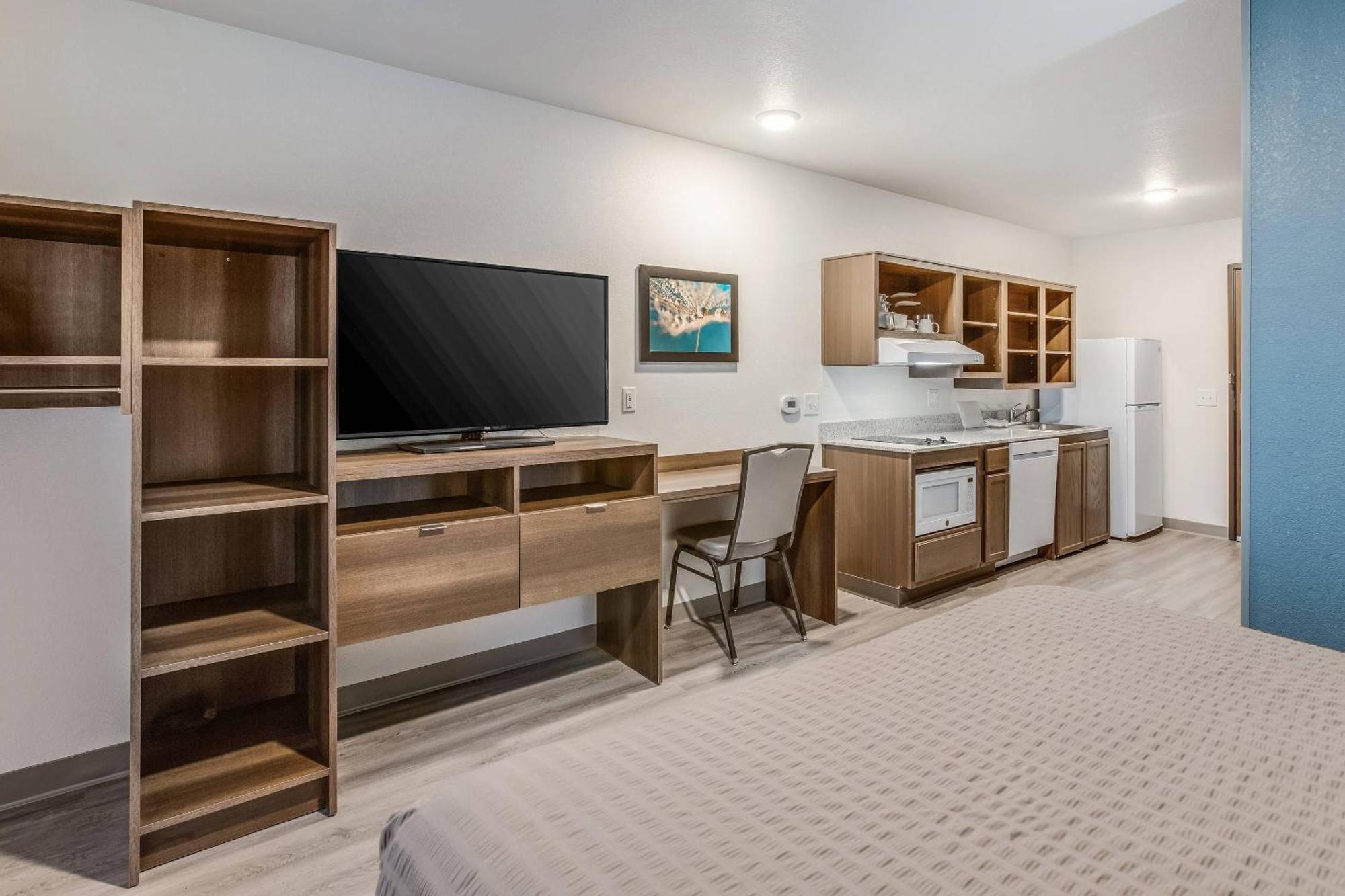 QUEEN SUITE W DISHWASHER DISHES or COOKWARE ACCESSIBLE ROLL SHOWER