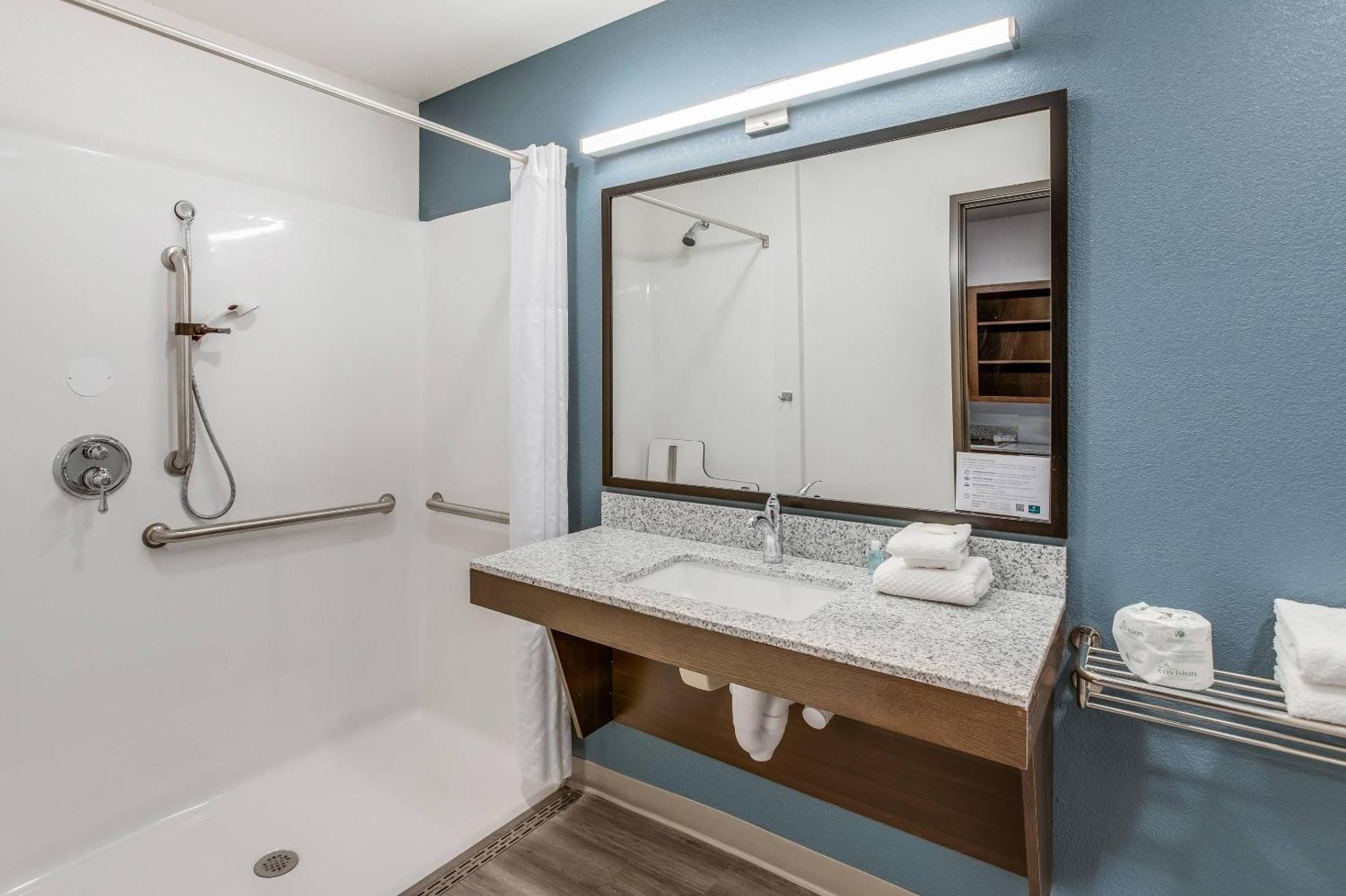 QUEEN SUITE W DISHWASHER DISHES or COOKWARE ACCESSIBLE ROLL SHOWER