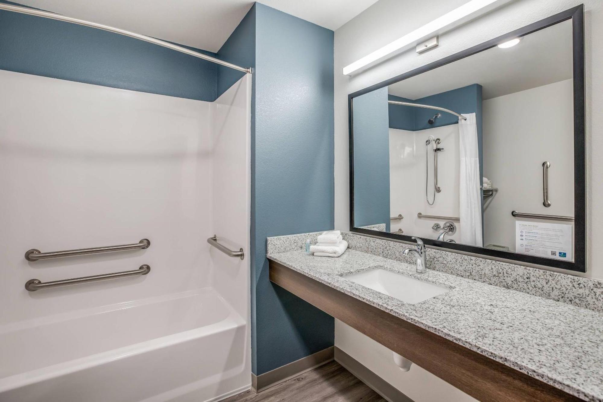 QUEEN SUITE W DISHWASHER DISHES or COOKWARE ACCESSIBLE ROLL SHOWER