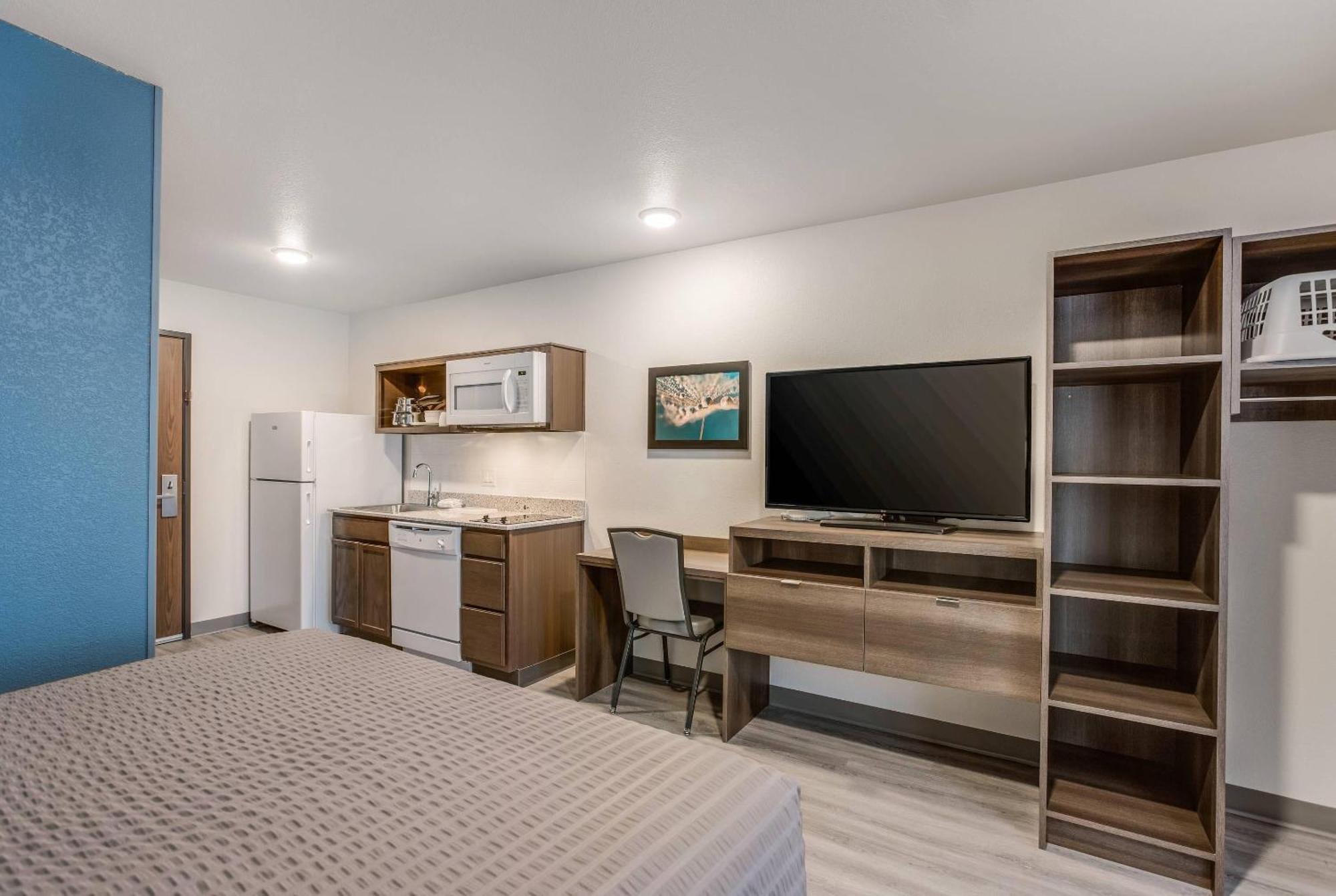 QUEEN SUITE W DISHWASHER DISHES or COOKWARE
