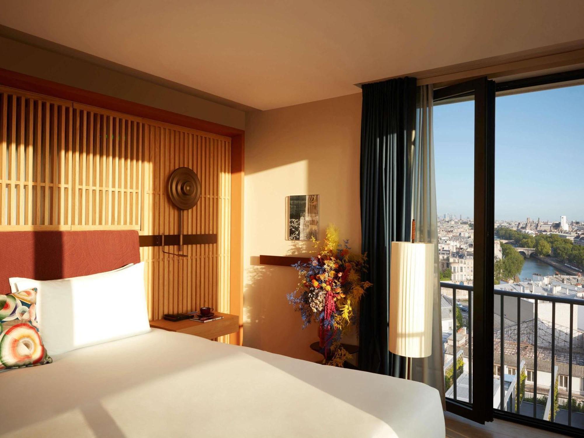 Studio Balcony Junior Suite Paris view