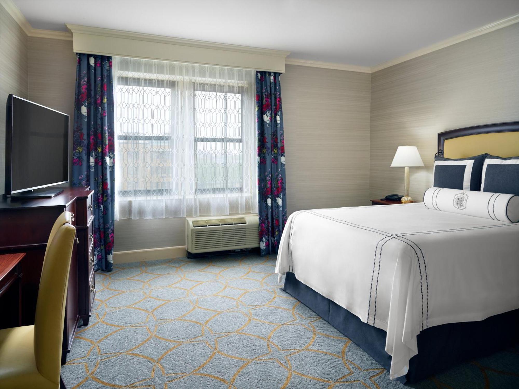 Deluxe Room 1 queen bed