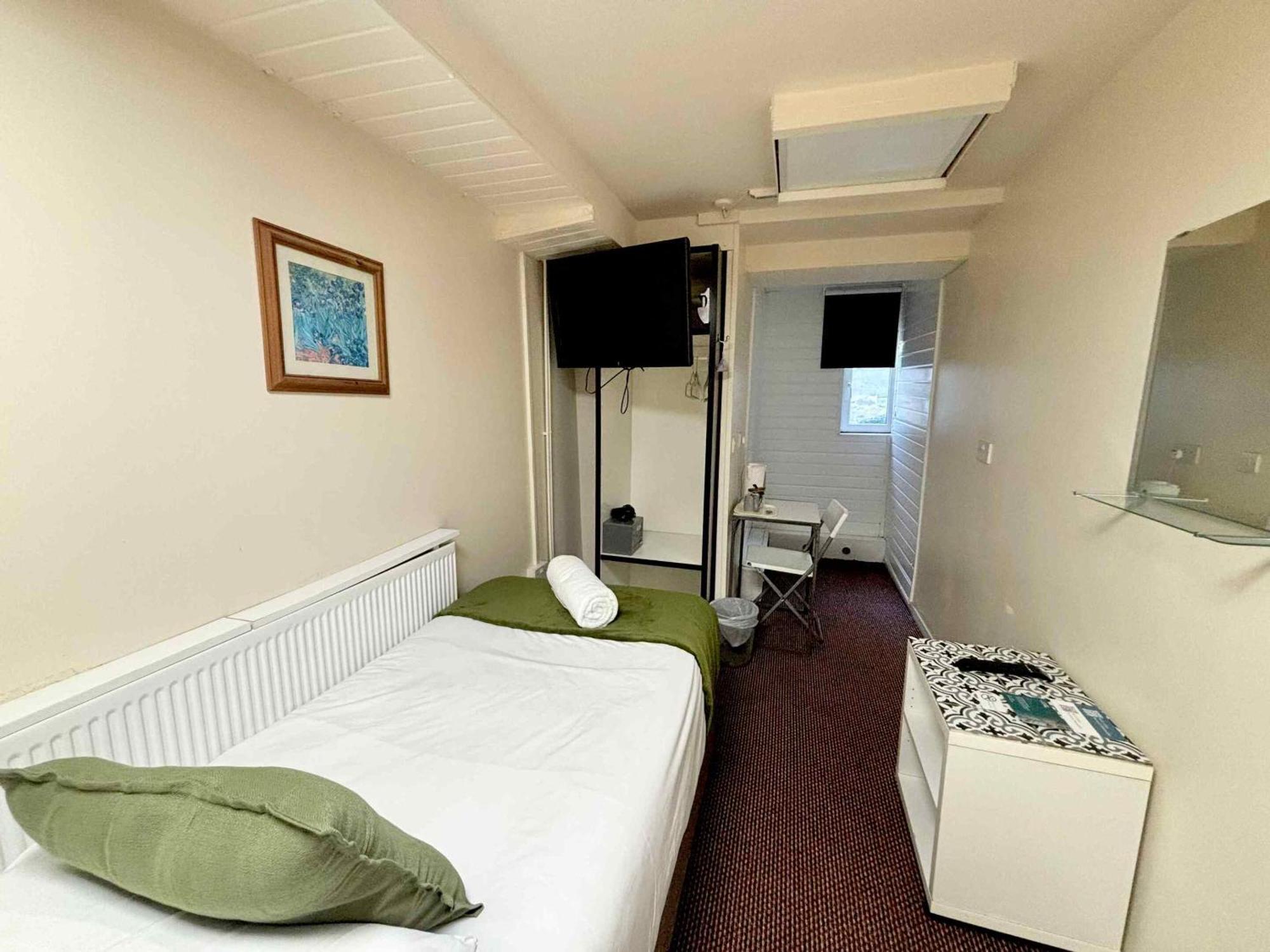 Standard Single Ensuite Room