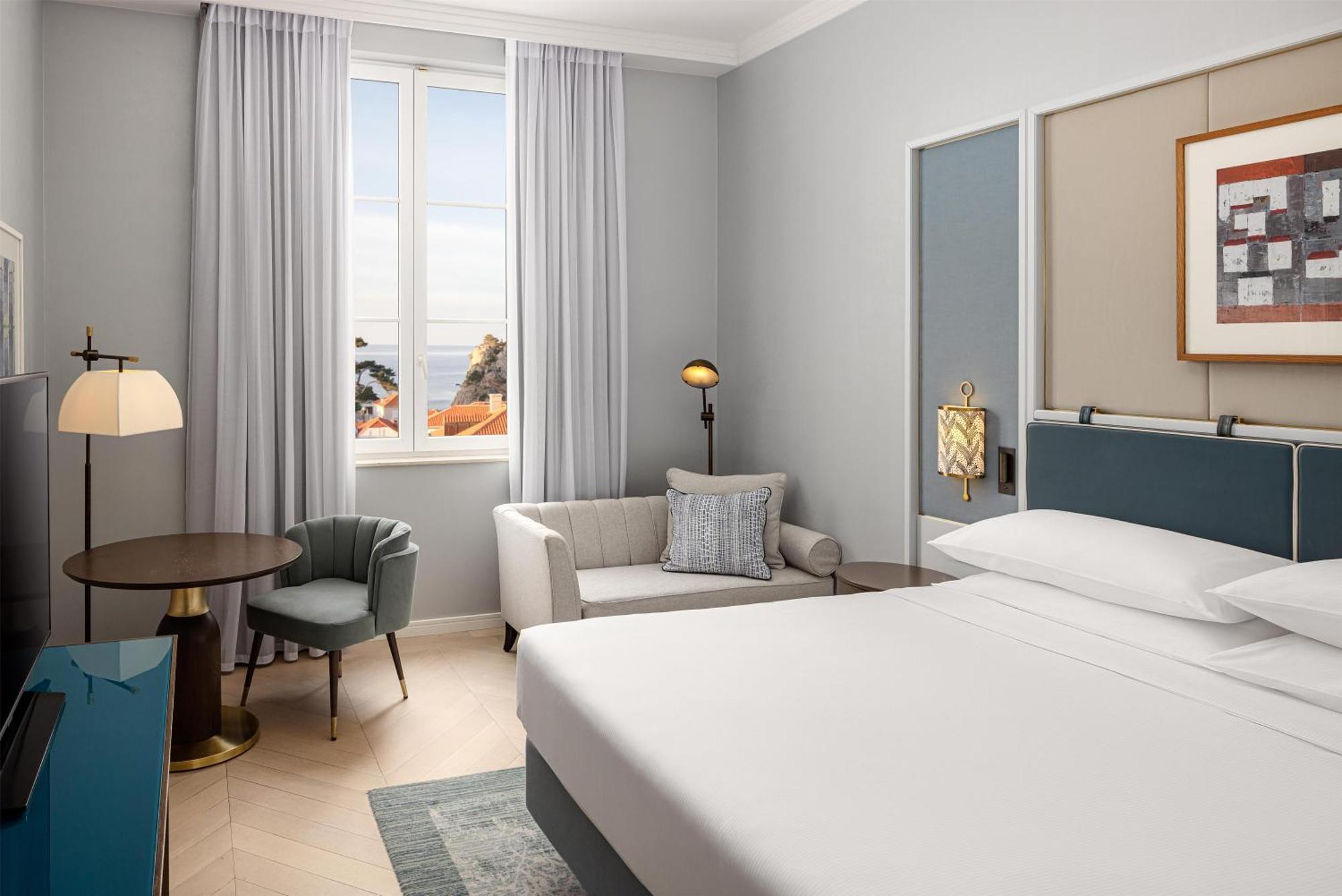 Zimmer mit Kingsize-Bett und Meerblick