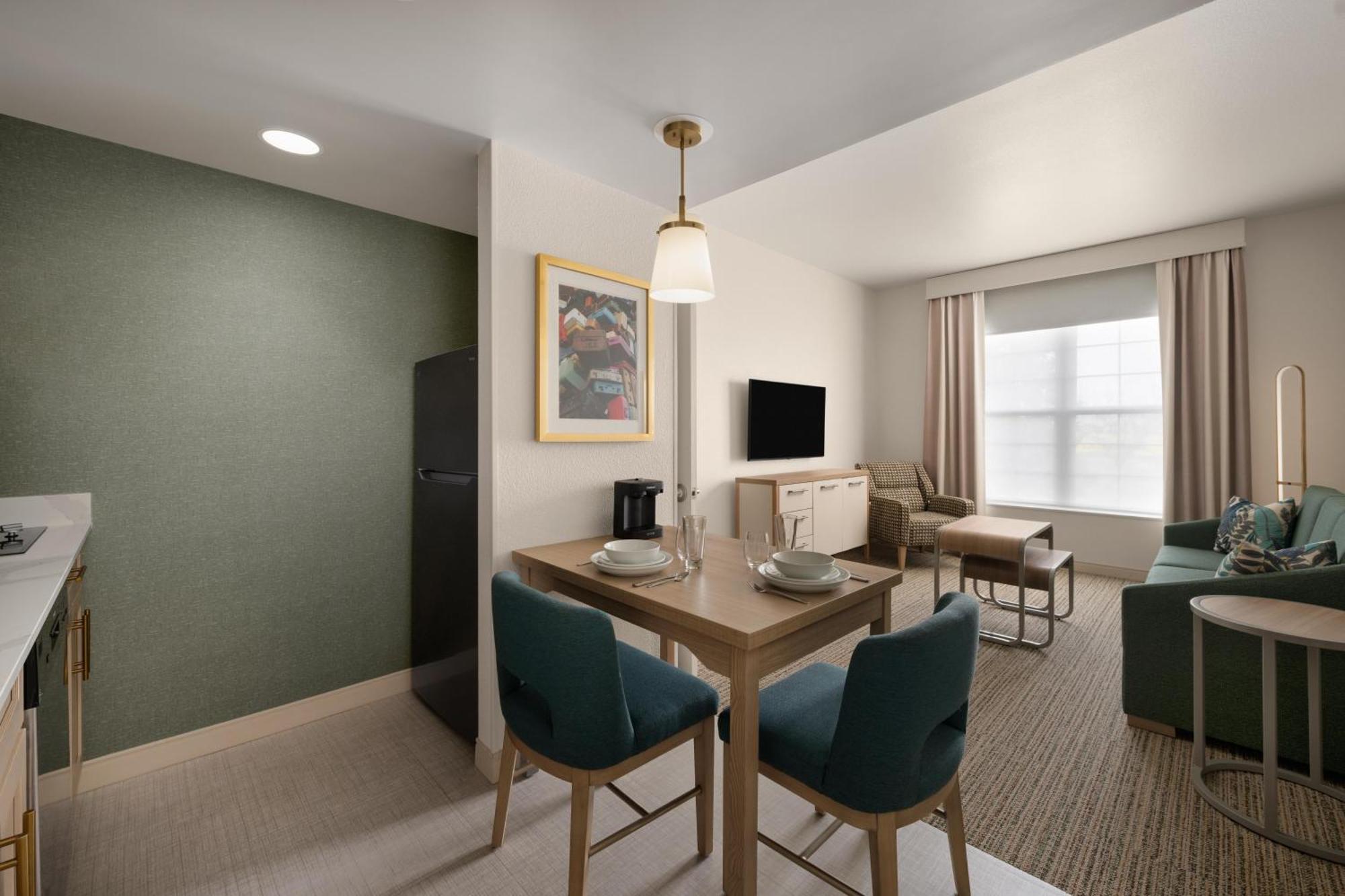One-Bedroom Queen Suite Two Queen Beds Non-Smoking