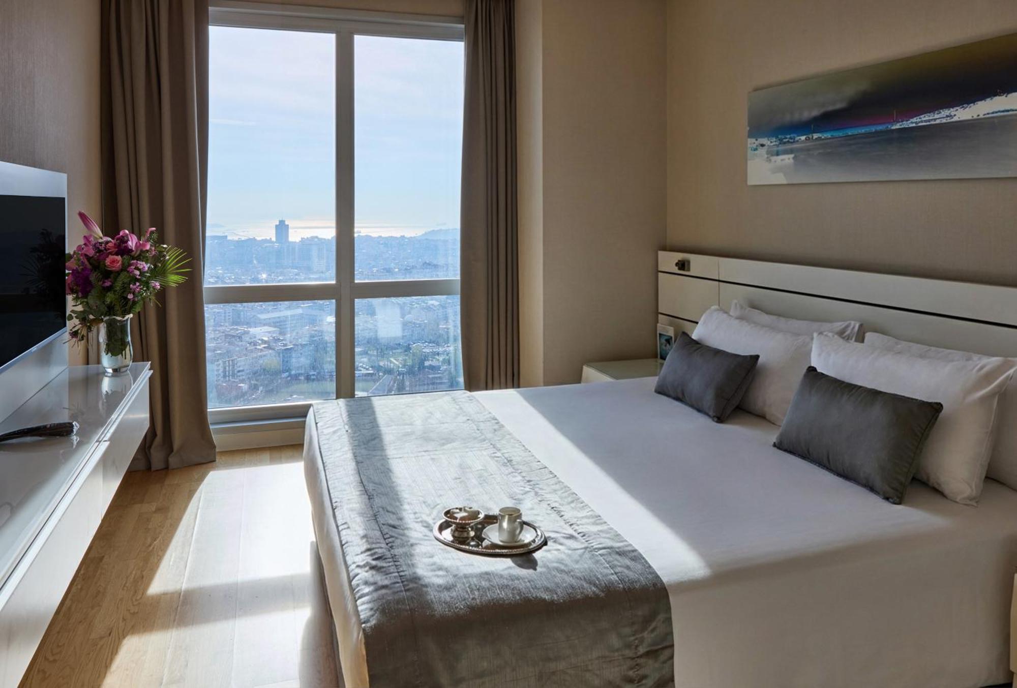 Deluxe One-Bedroom Apartment Sea View