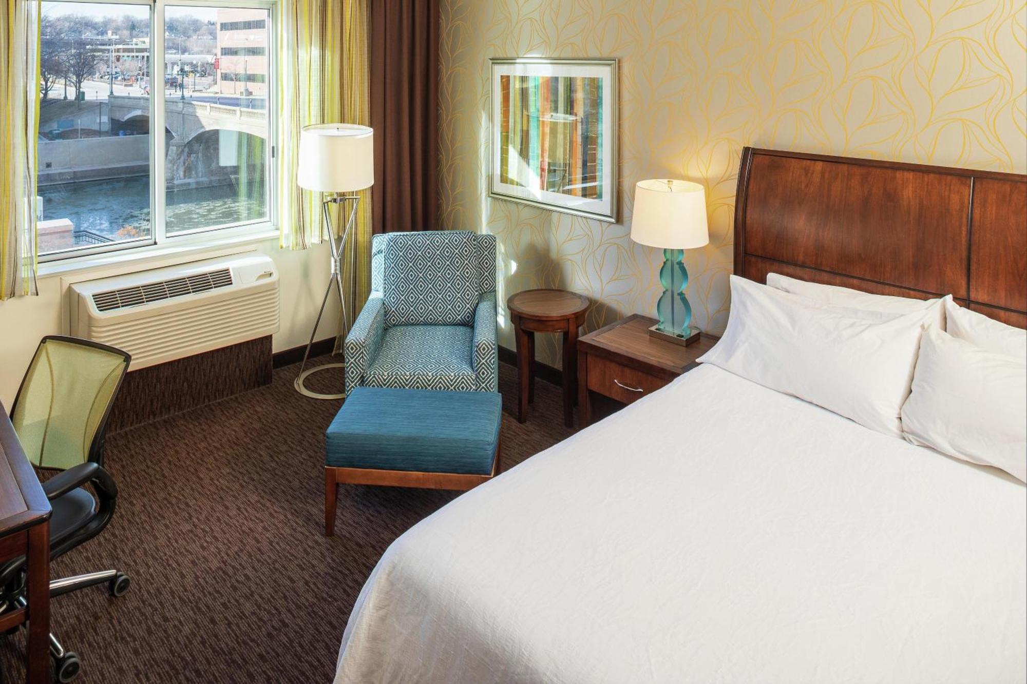 Queen Room Two Queen Beds River View