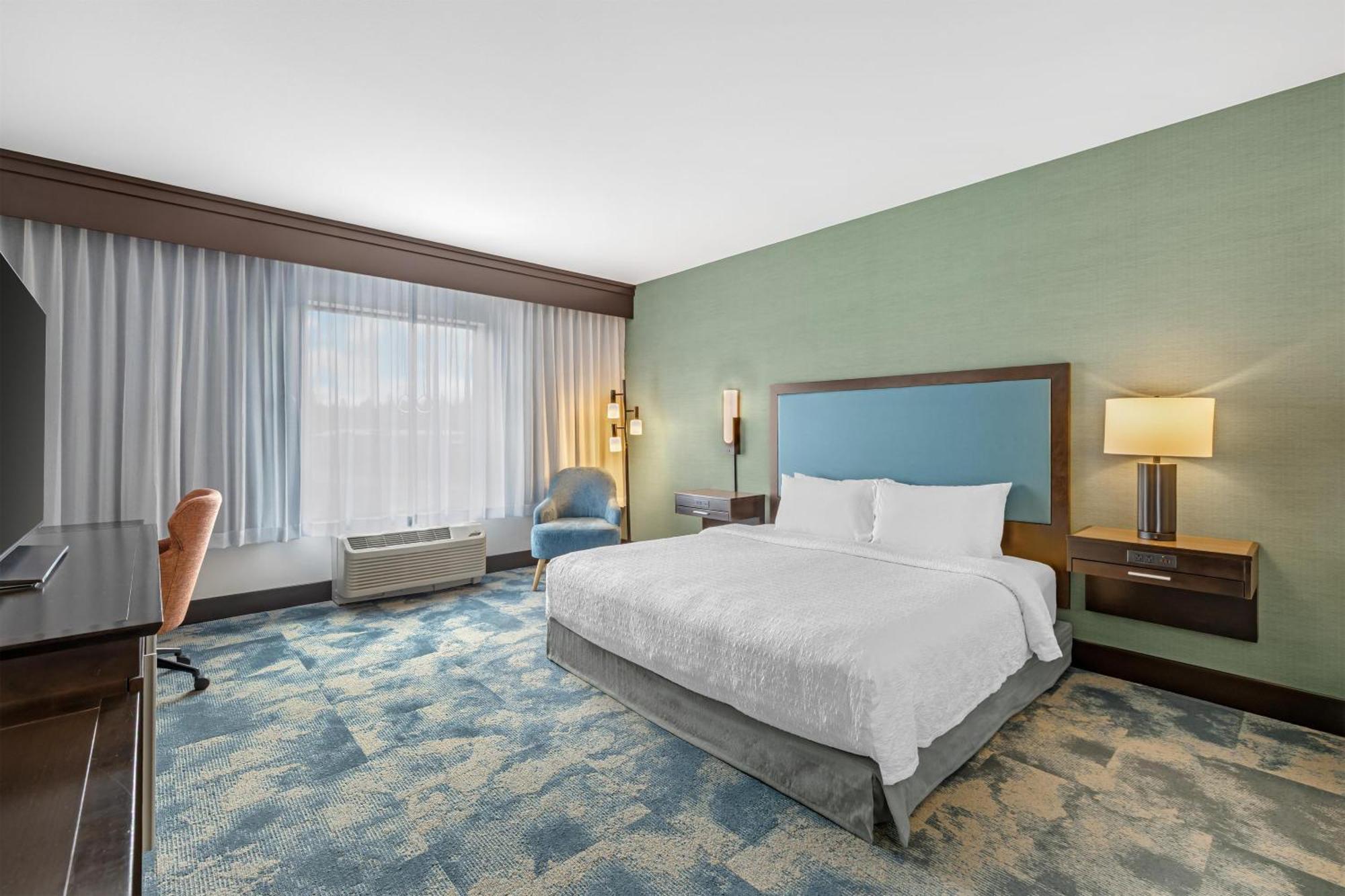 King Room with Roll-In Shower - Mobility Access/Non-Smoking