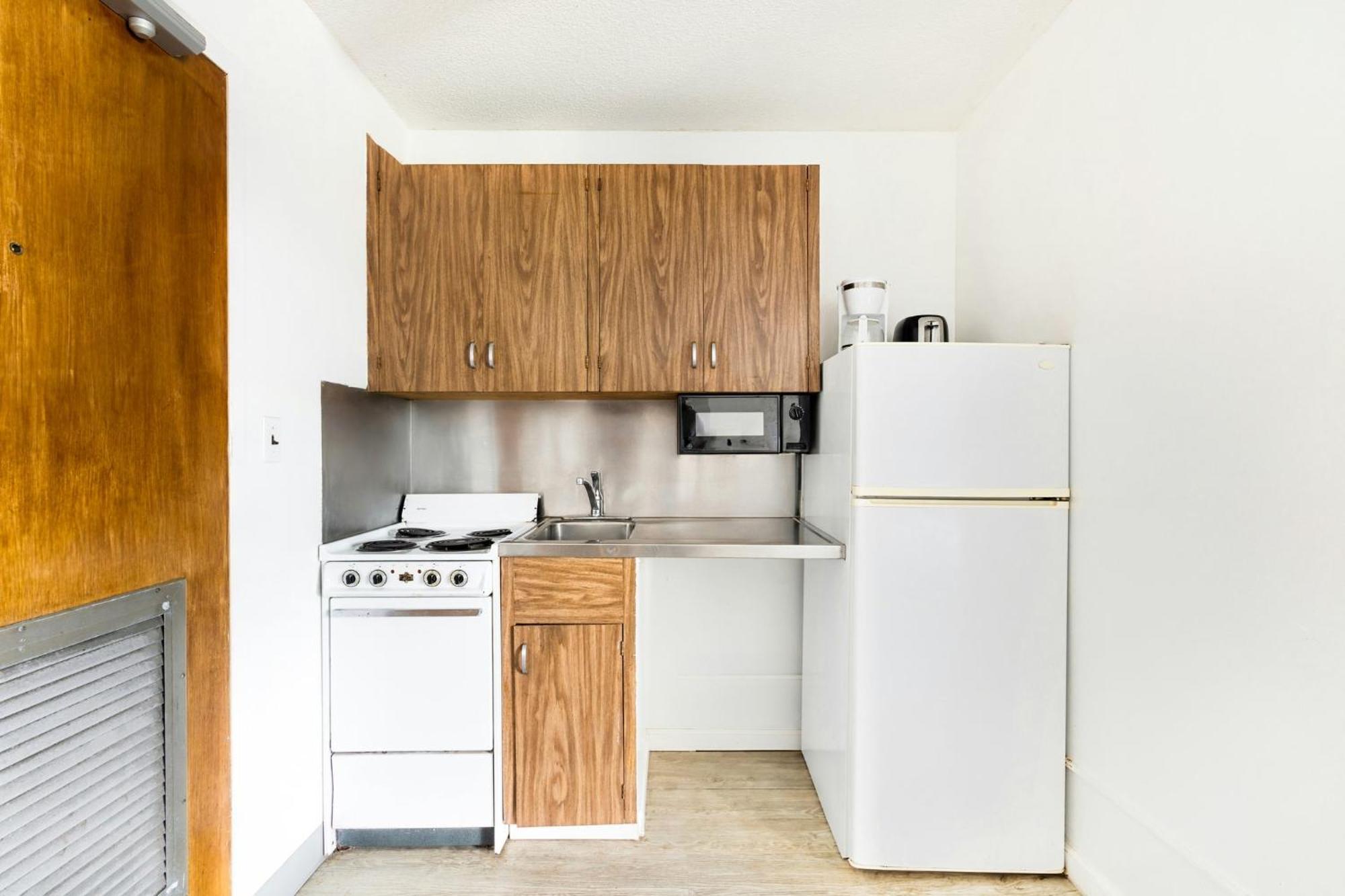 Deluxe Studio King Full Kitchen