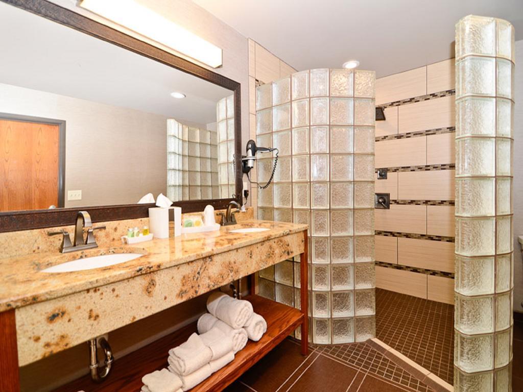 Deluxe King Suite
