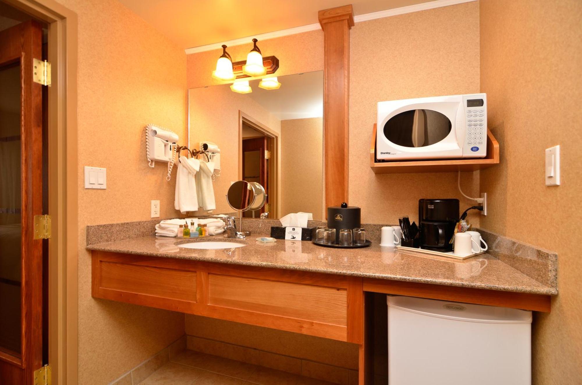 Deluxe King Suite - Non-Smoking