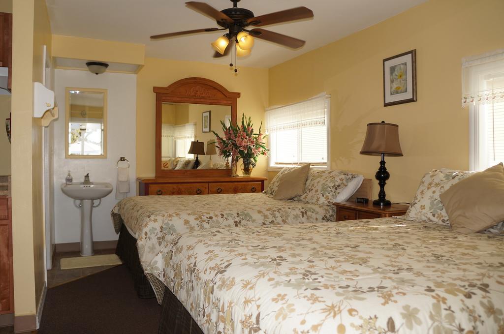 Queen Room with Two Queen Beds #4